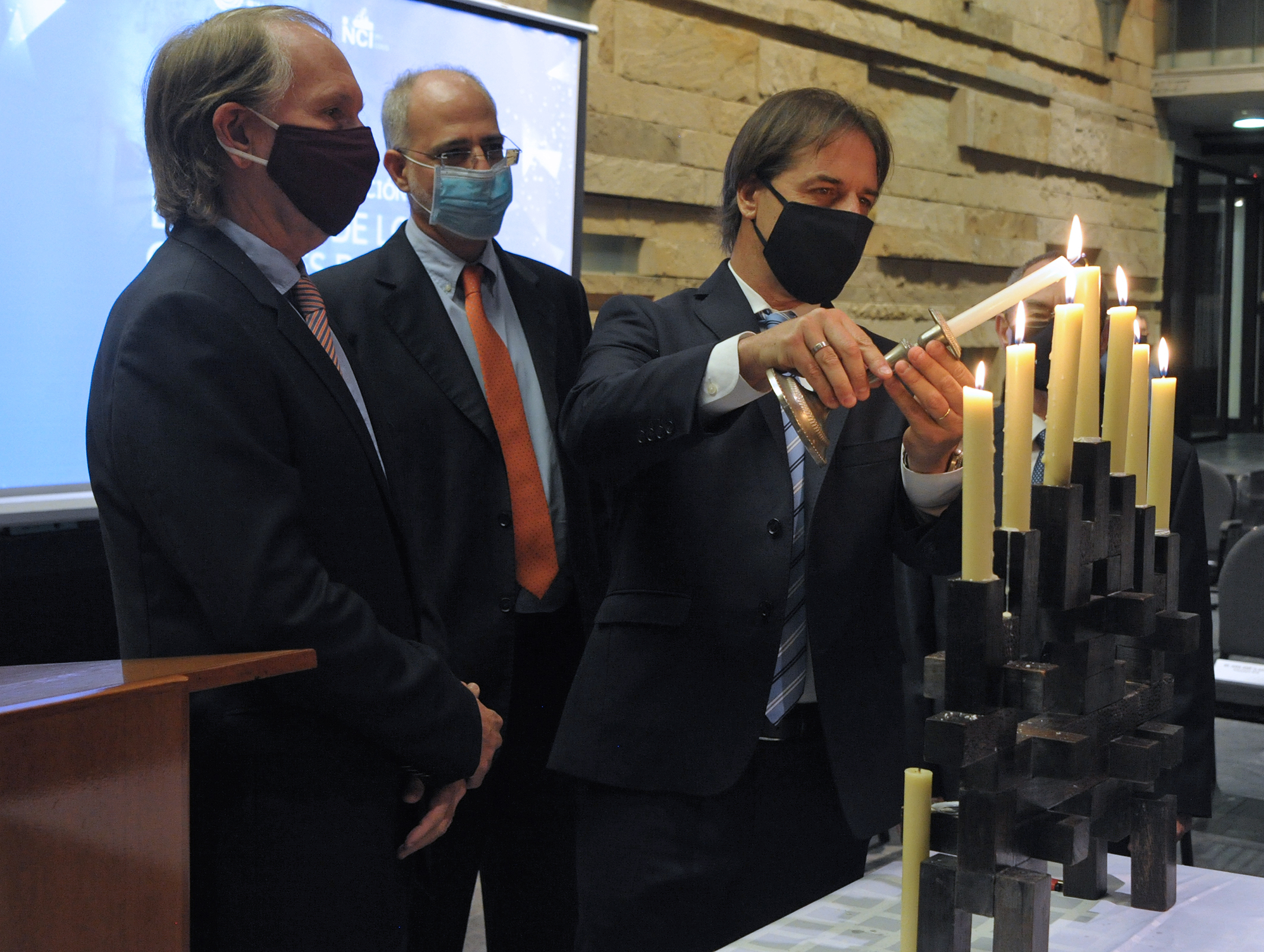 Presidente de la República, Luis Lacalle Pou, participó de la conmemoración de los 82 años de la Noche de los Cristales Rotos