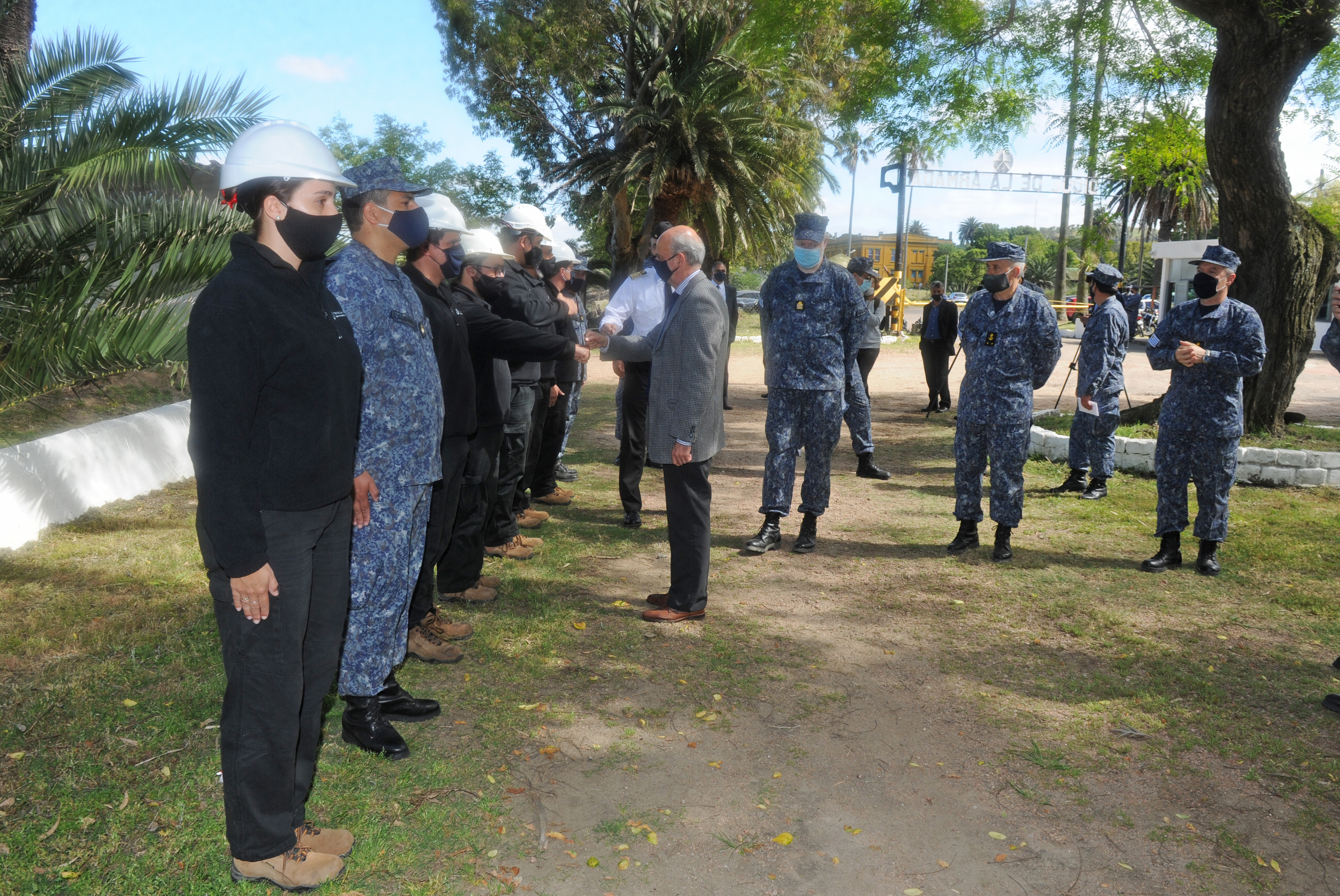 Visita del ministro de Defensa Nacional, Javier García, al dique de la Armada Nacional en la base naval del Cerro