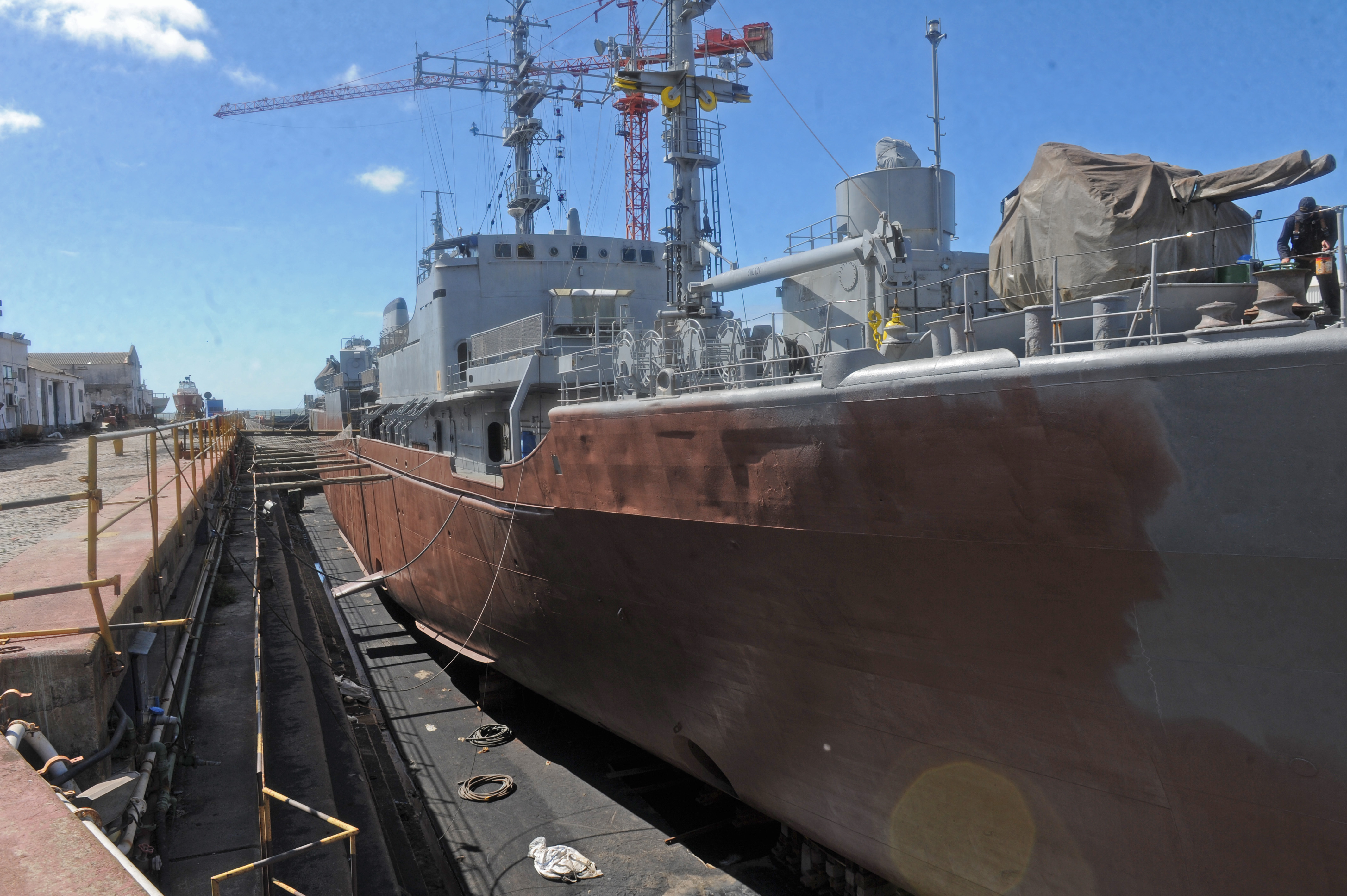 Visita del ministro de Defensa Nacional, Javier García, al dique de la Armada Nacional en la base naval del Cerro