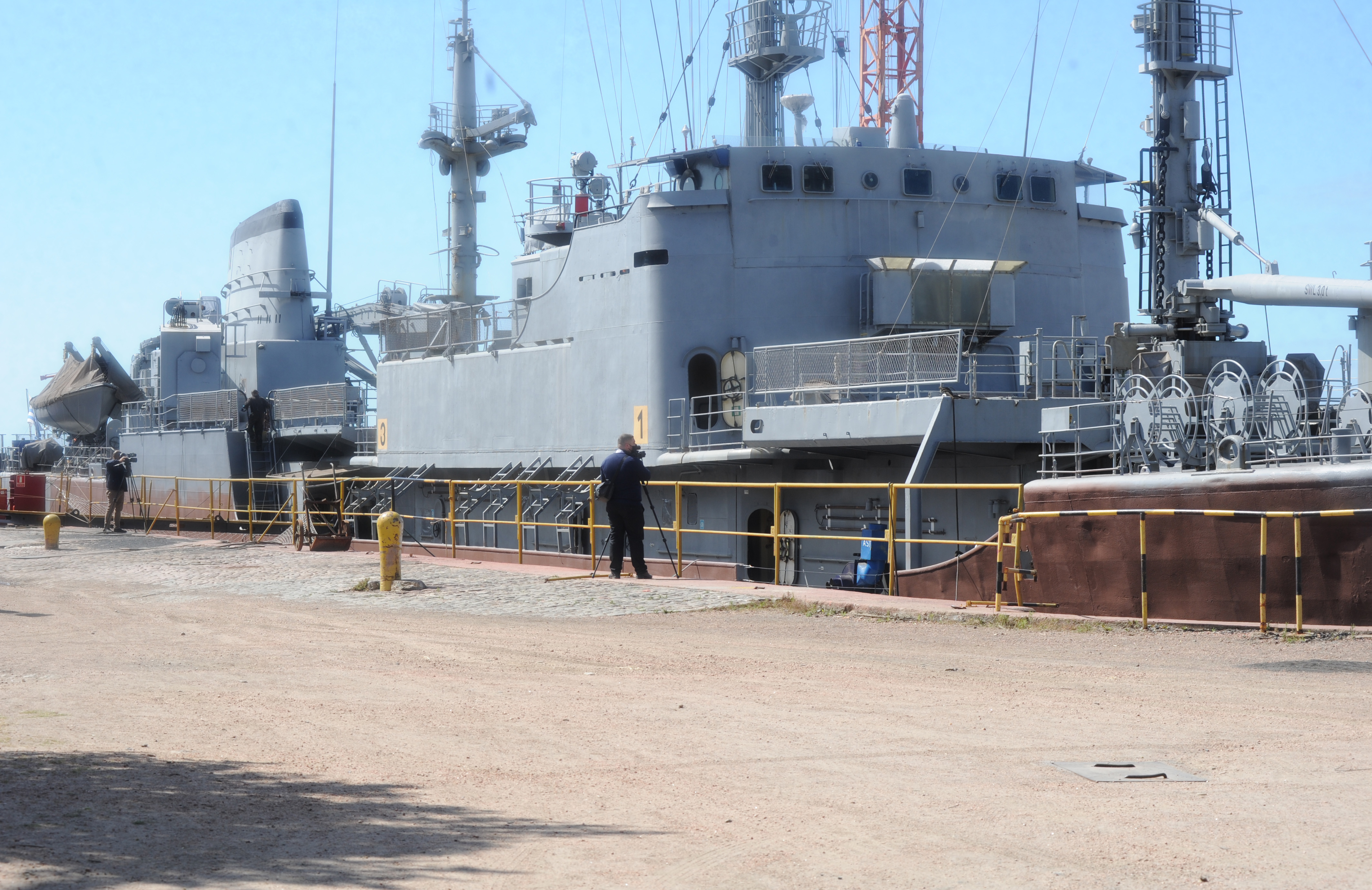 Visita del ministro de Defensa Nacional, Javier García, al dique de la Armada Nacional en la base naval del Cerro