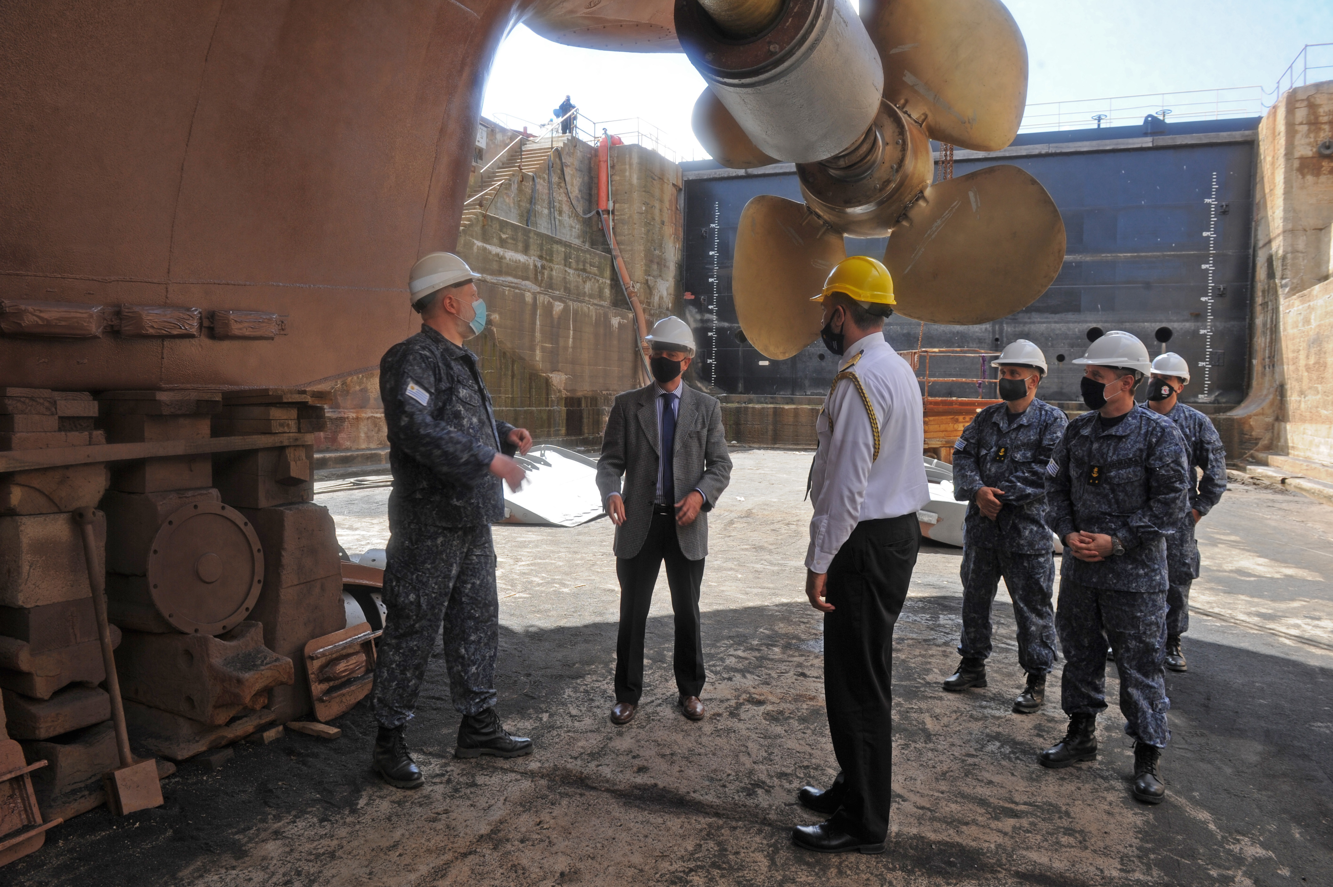 Visita del ministro de Defensa Nacional, Javier García, al dique de la Armada Nacional en la base naval del Cerro