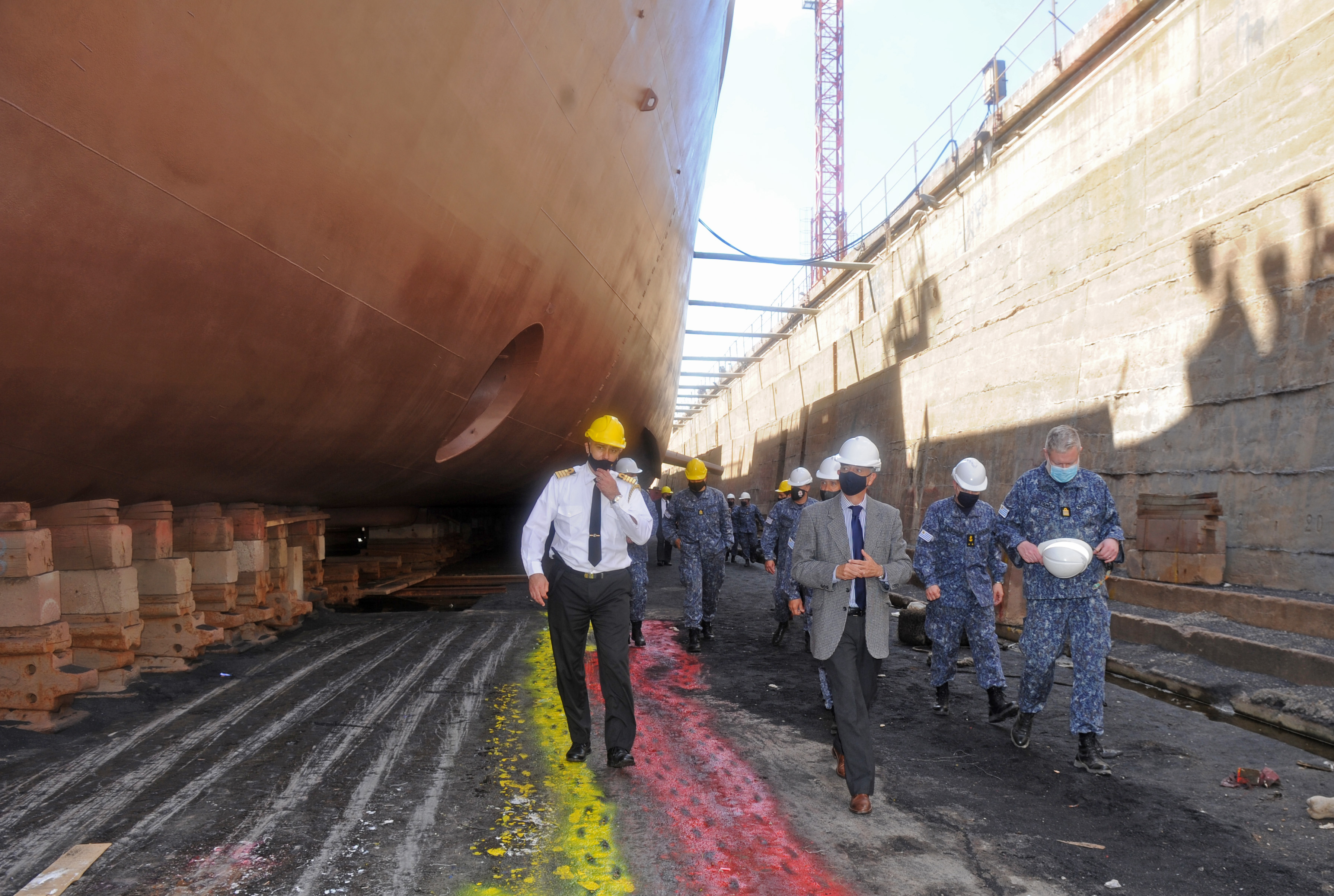 Visita del ministro de Defensa Nacional, Javier García, al dique de la Armada Nacional en la base naval del Cerro