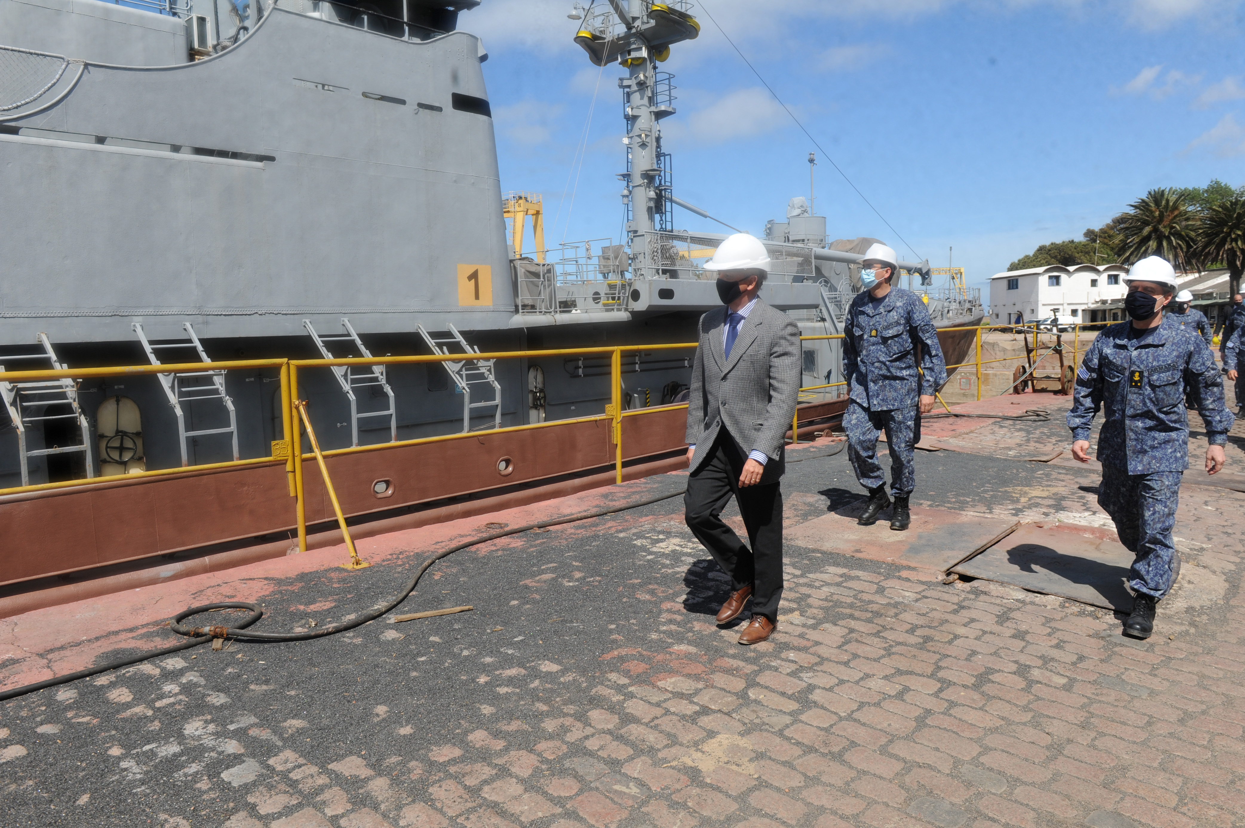 Visita del ministro de Defensa Nacional, Javier García, al dique de la Armada Nacional en la base naval del Cerro