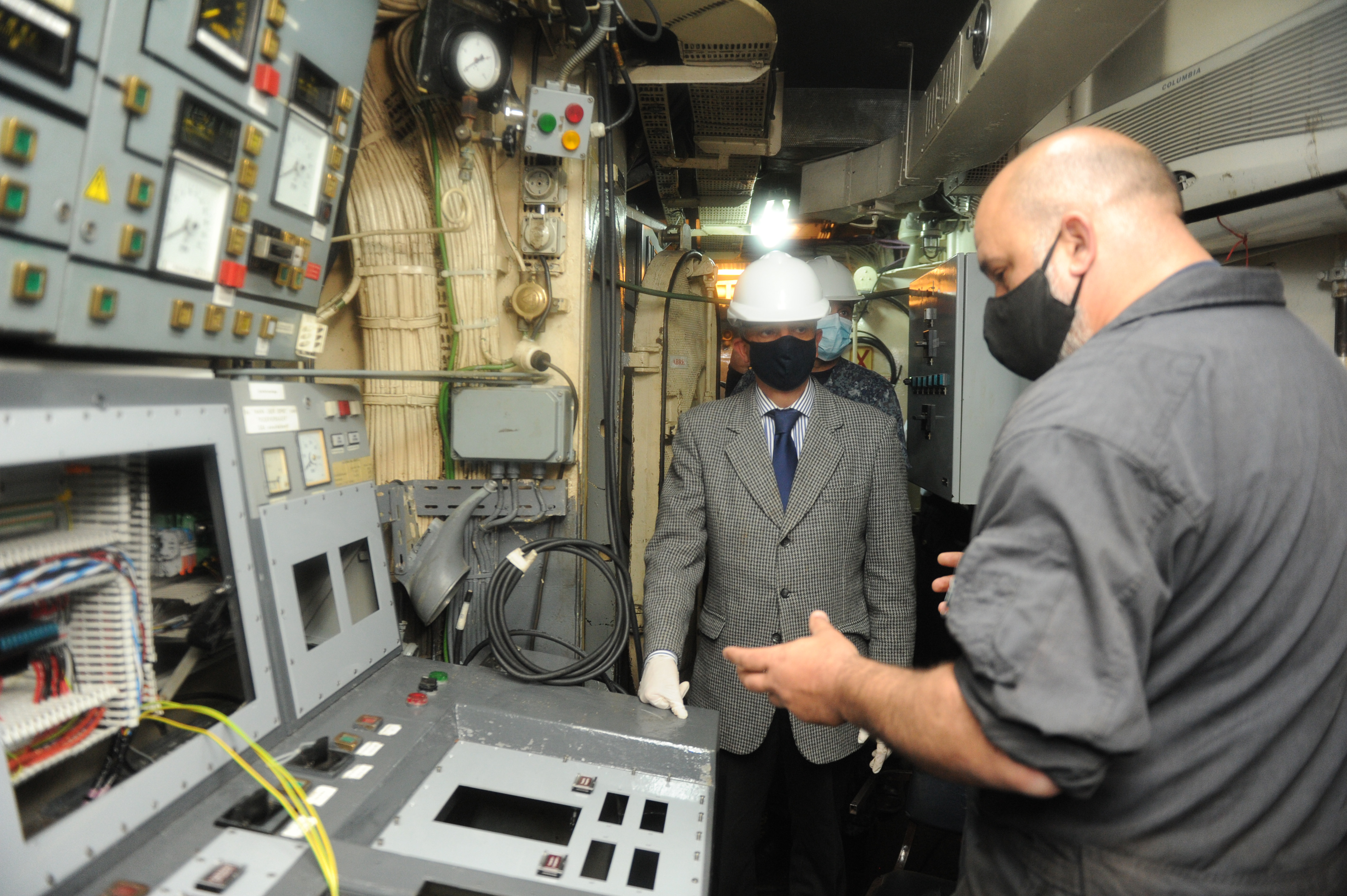 Visita del ministro de Defensa Nacional, Javier García, al dique de la Armada Nacional en la base naval del Cerro