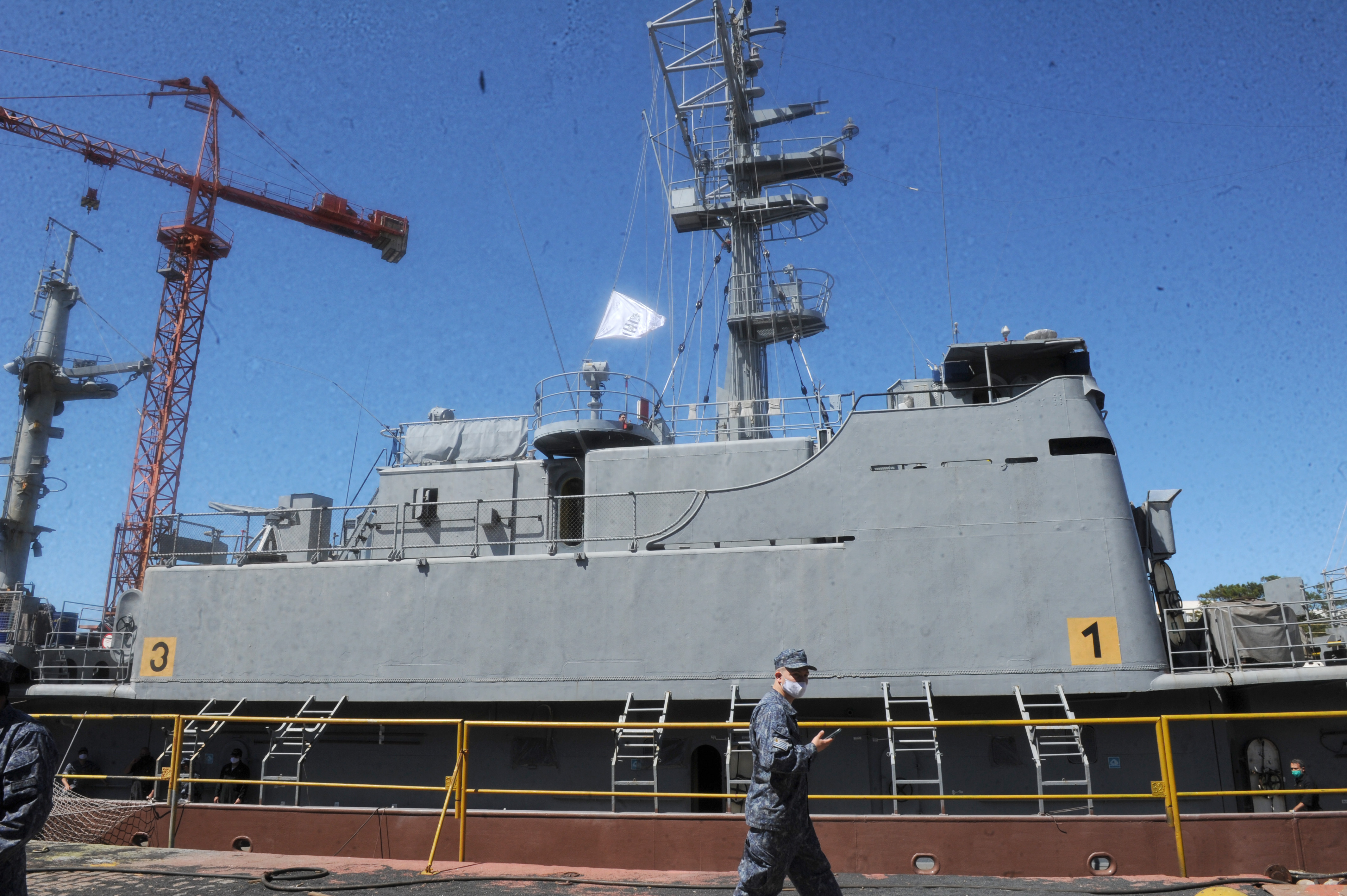 Visita del ministro de Defensa Nacional, Javier García, al dique de la Armada Nacional en la base naval del Cerro