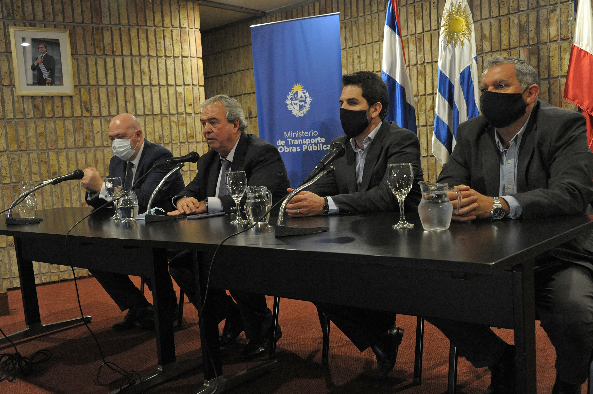 Ministro Luis Alberto Heber y autoridades del Ministerio de Transporte y Obras Públicas