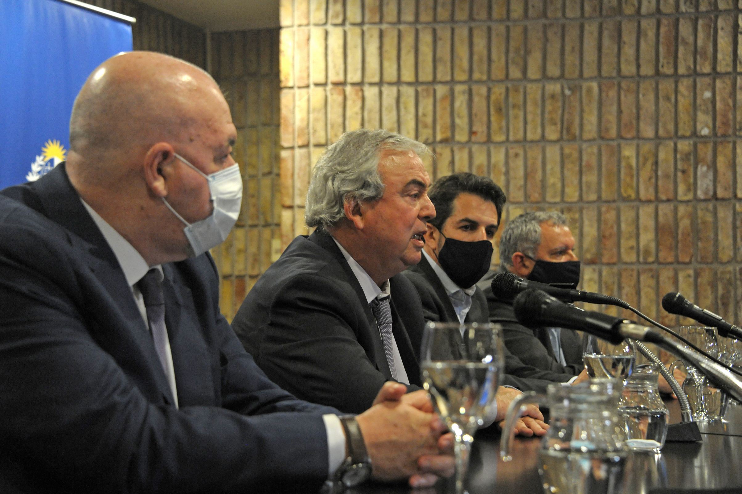Ministro Luis Alberto Heber y autoridades del Ministerio de Transporte y Obras Públicas