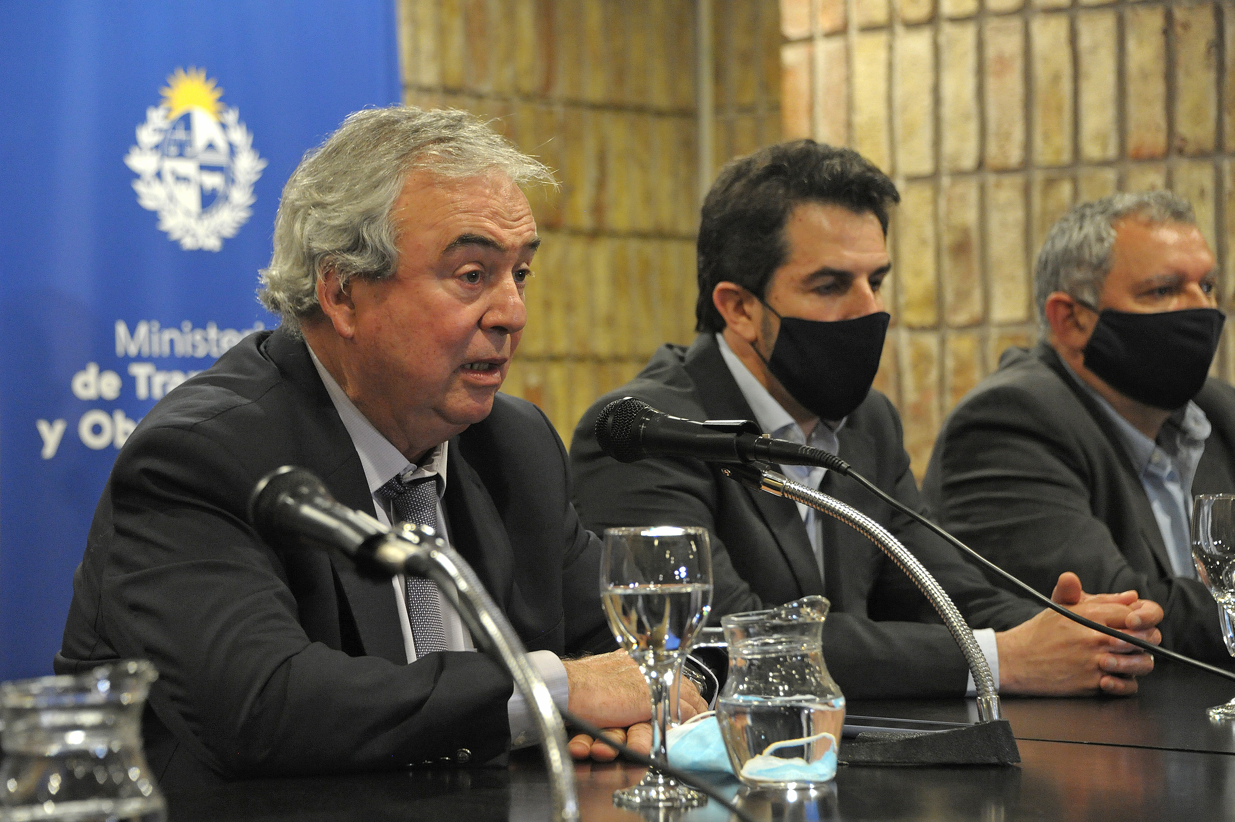 Ministro Luis Alberto Heber y autoridades del Ministerio de Transporte y Obras Públicas
