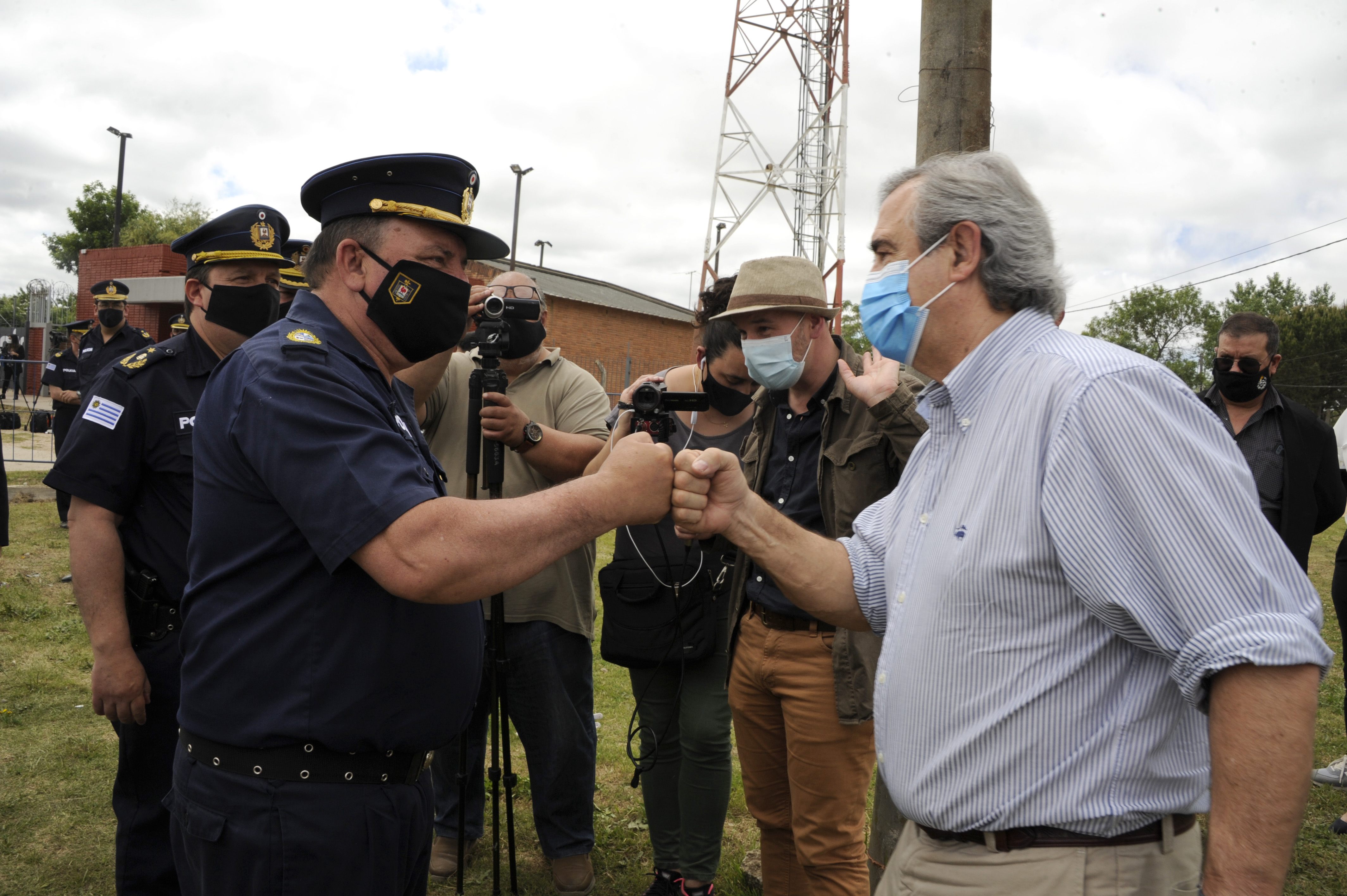 Ministro del interior, Jorge Larrañaga, saluda a efectivos policiales
