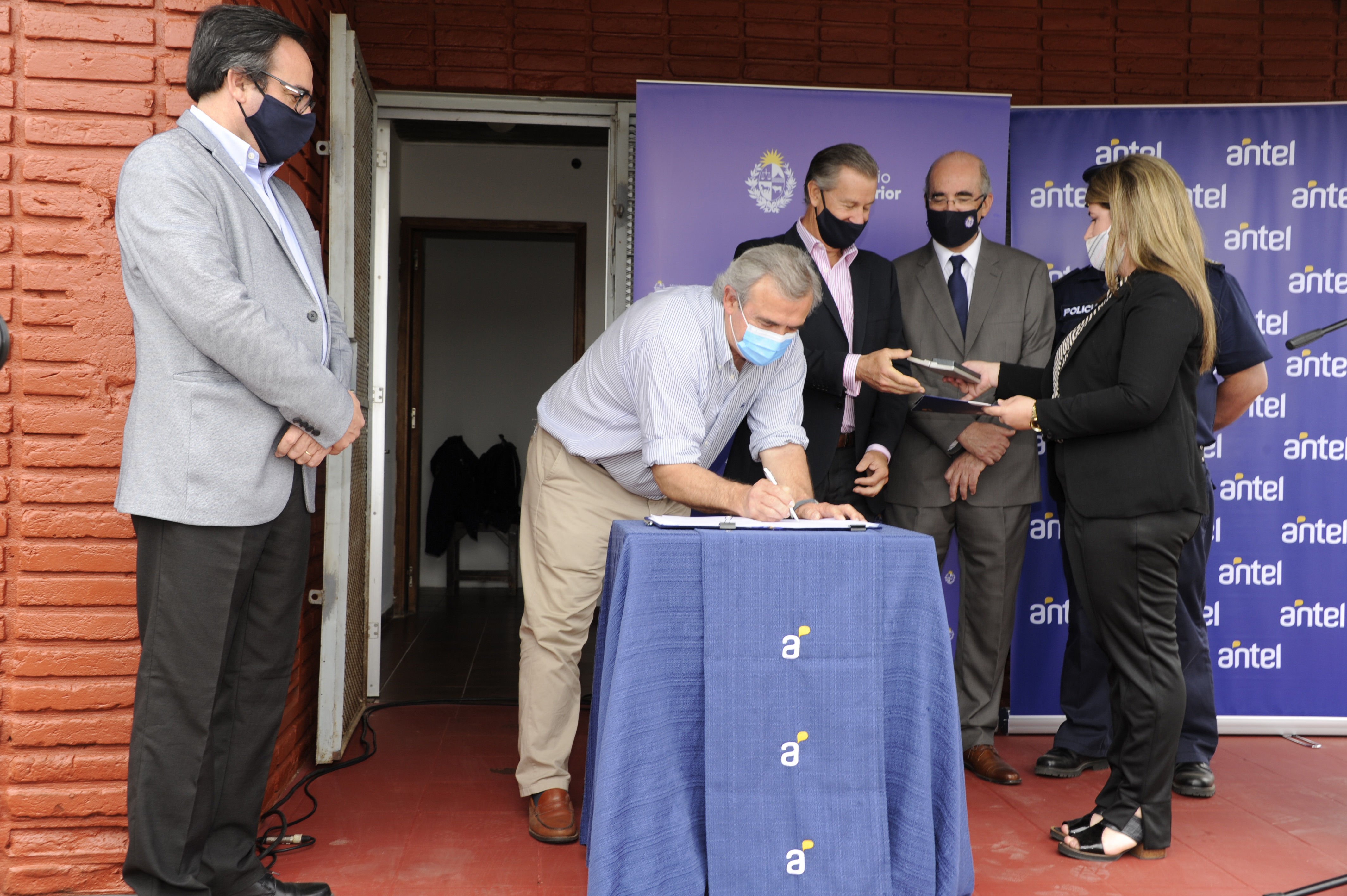 Firma de contrato de comodato con Antel para instalar otro local en Barros Blancos