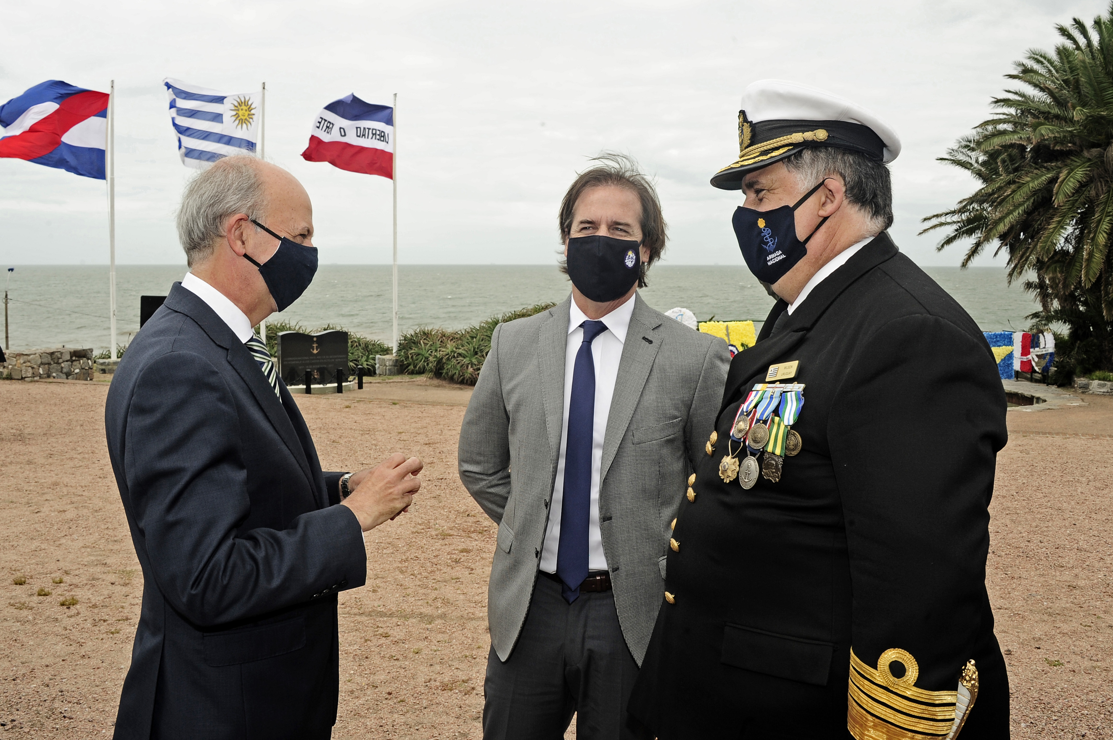 Presidente de la República, Luis Lacalle Pou junto al ministro de Defensa, Javier García, y comandante en jefe de la Armada Nacional, Jorge Wilson