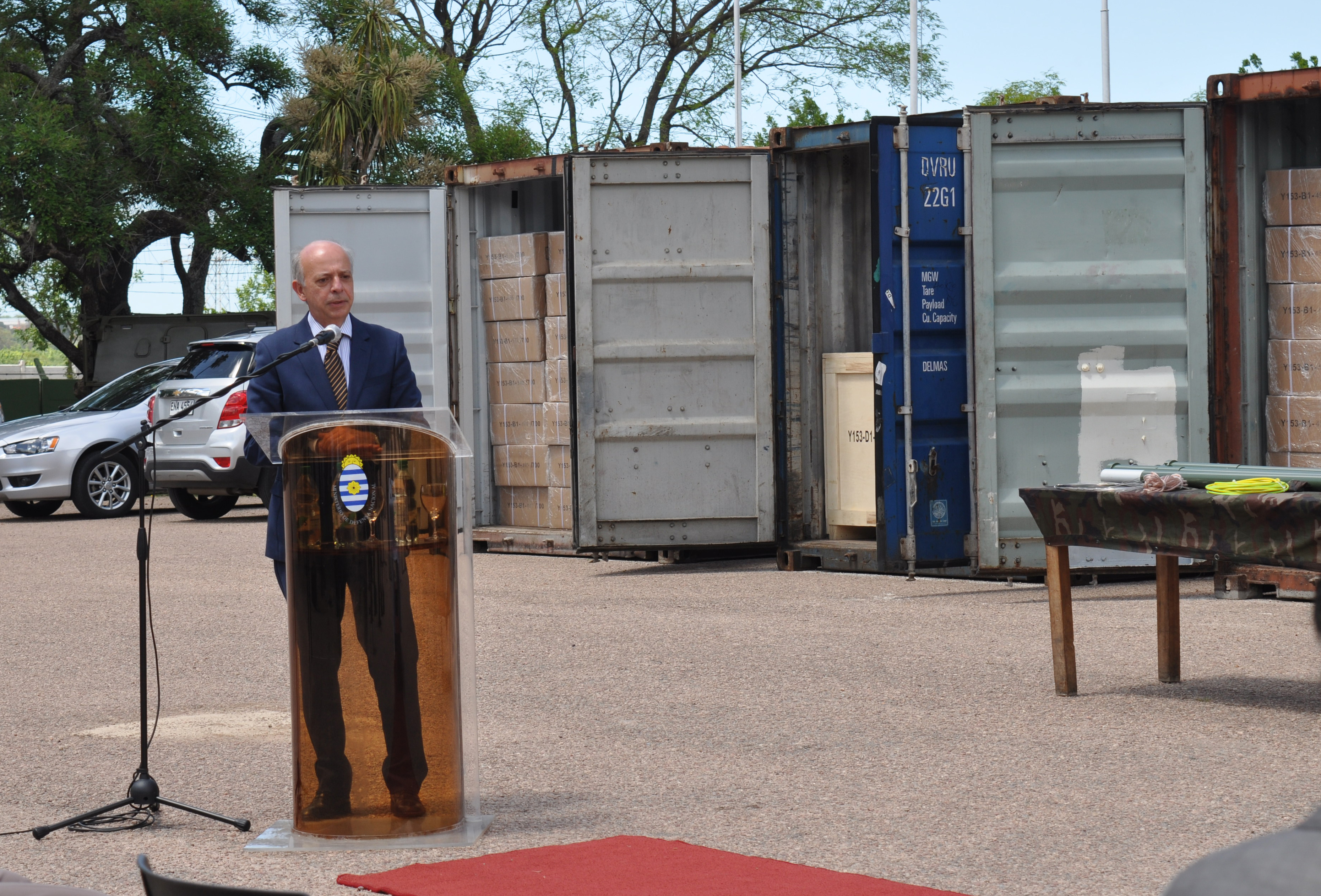 Ministro de Defensa, Javier García, en donación de equipamiento militar proveniente de China