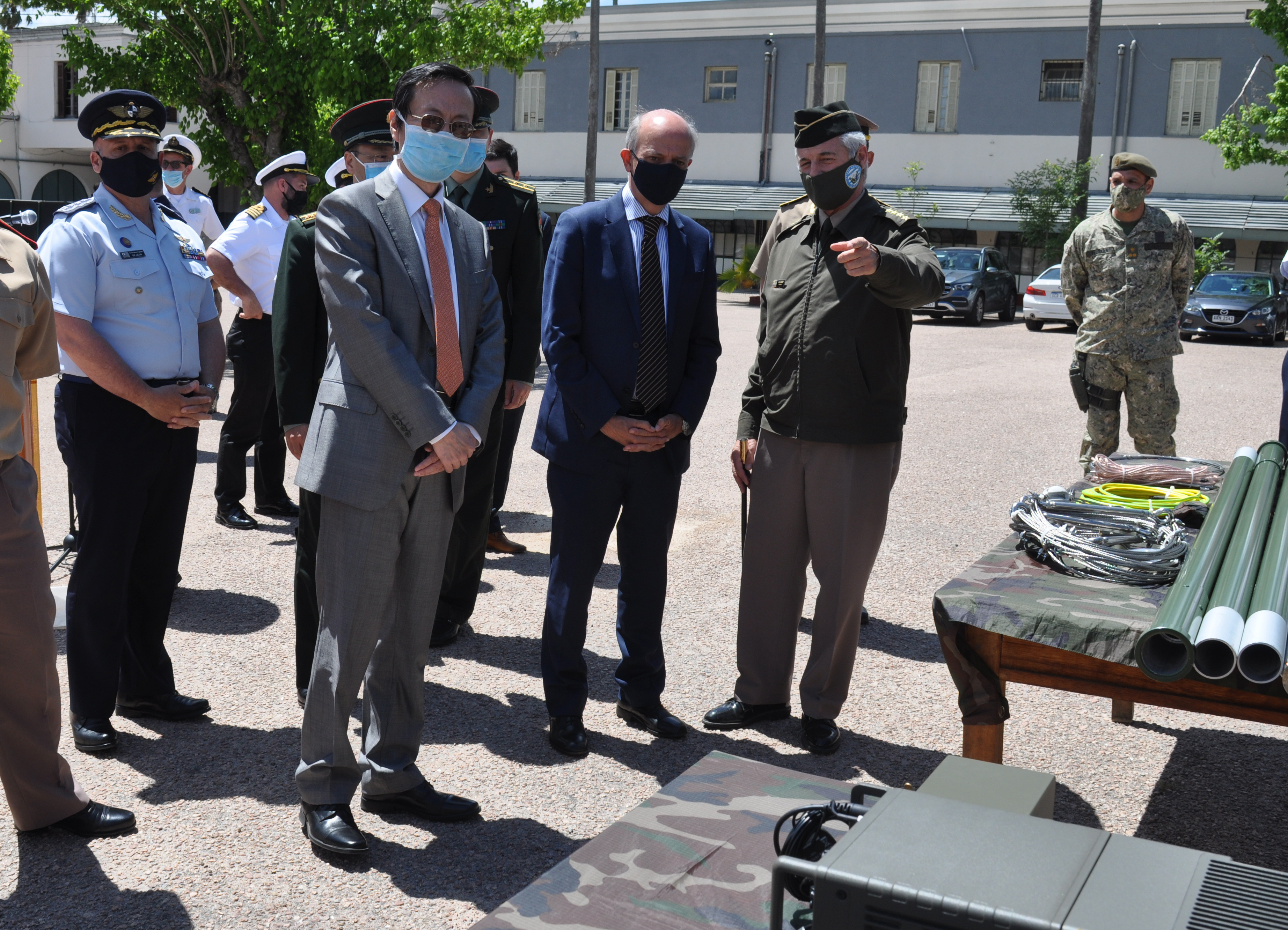 Ministro de defensa, Javier García, en donación de equipamiento militar proveniente de China