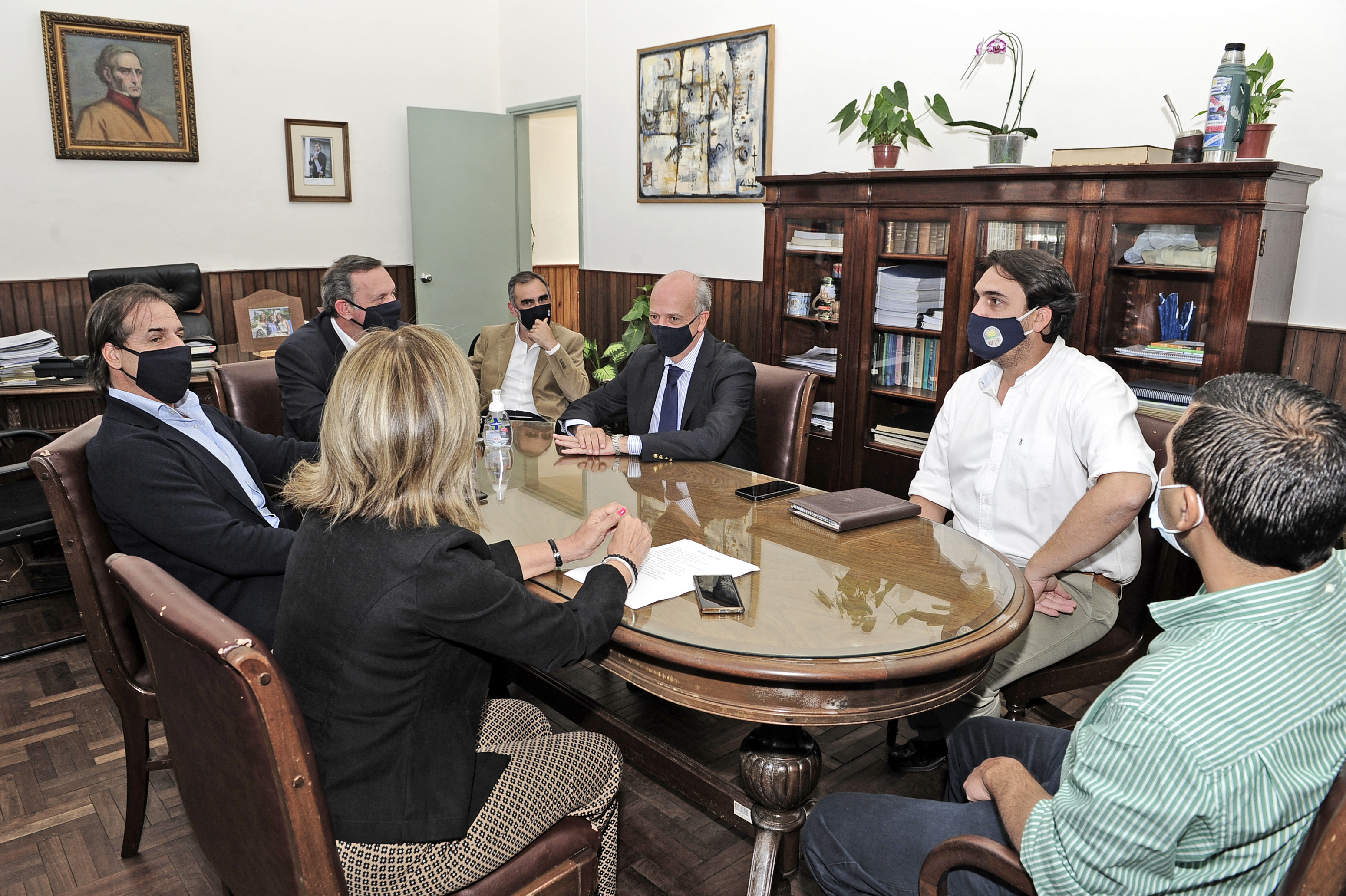 Luis Lacalle Pou, Álvaro Delgado, Javier García, Carmen Tort y Federico Ricagni, reunidos en la intendencia