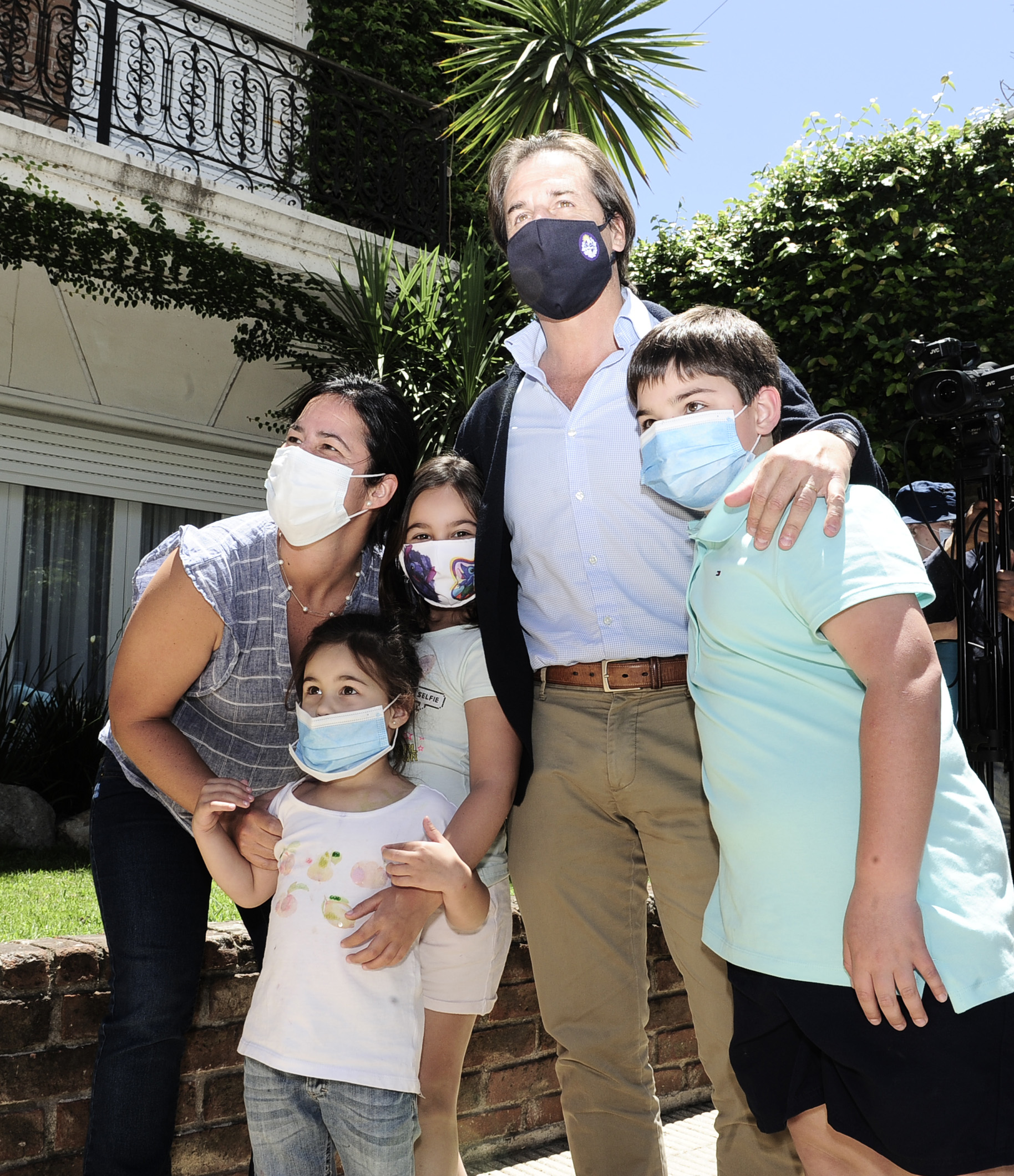 Luis Lacalle Pou se fotografía junto a una familia local