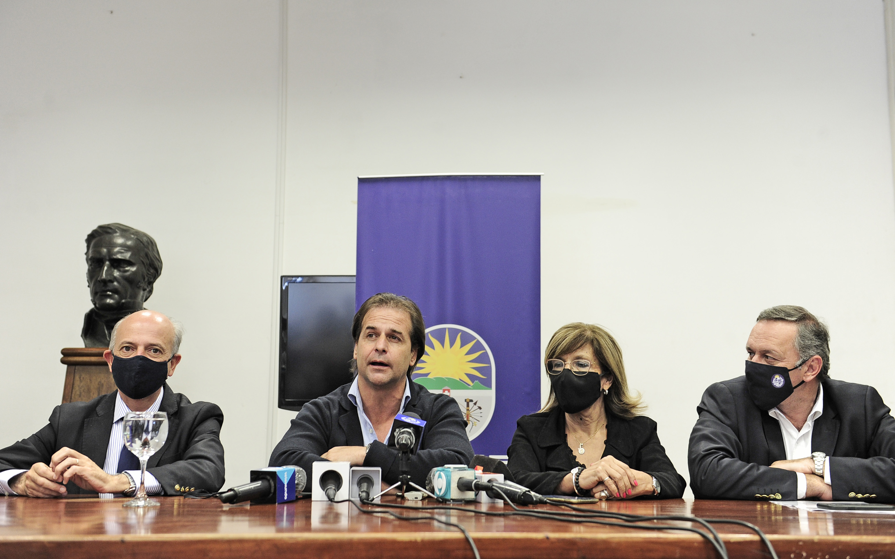 Conferencia de prensa al término de la reunión con el Cecoed