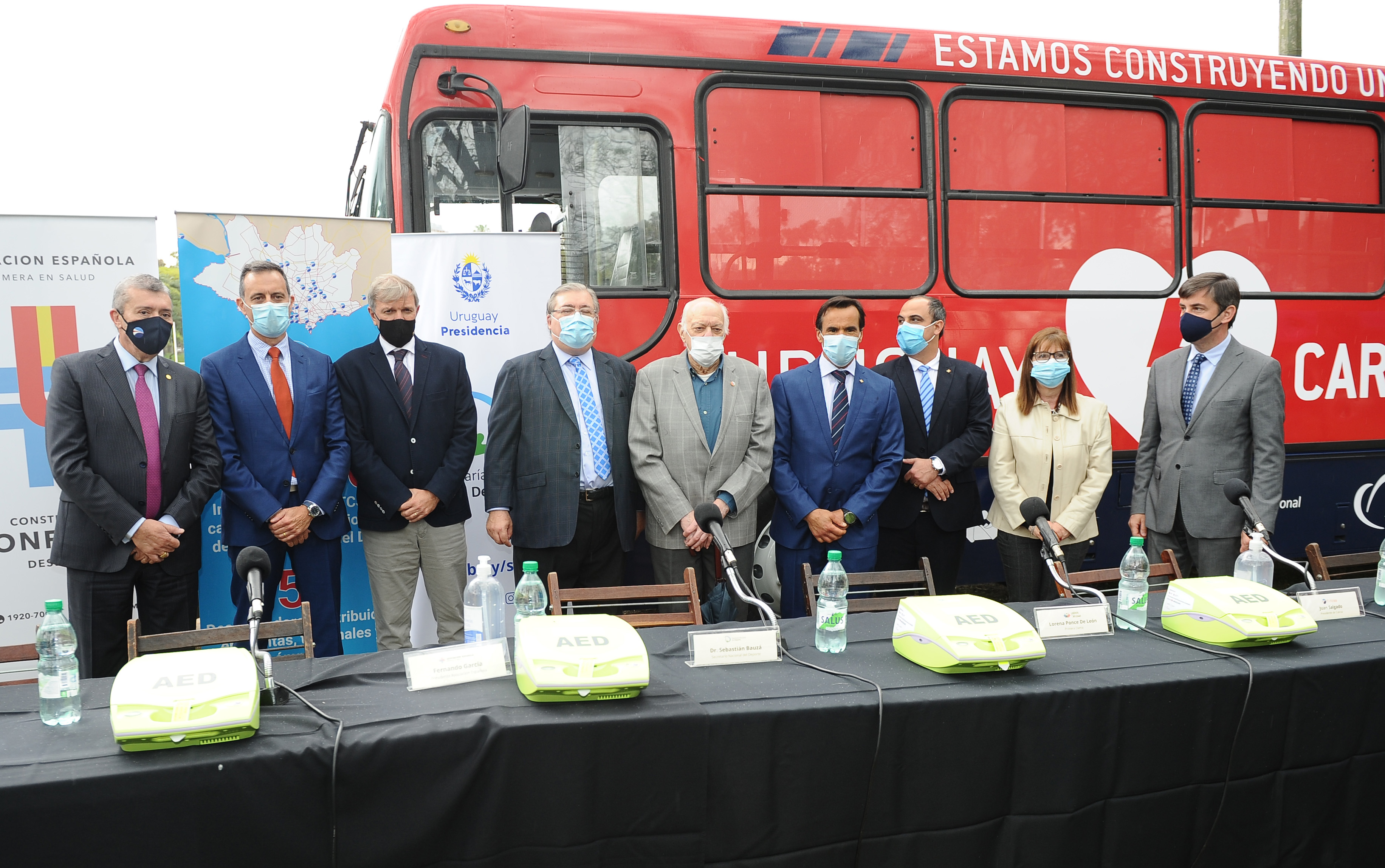 Autoridades en acto de donación de desfibriladores que serán distribuidos en plazas de deportes