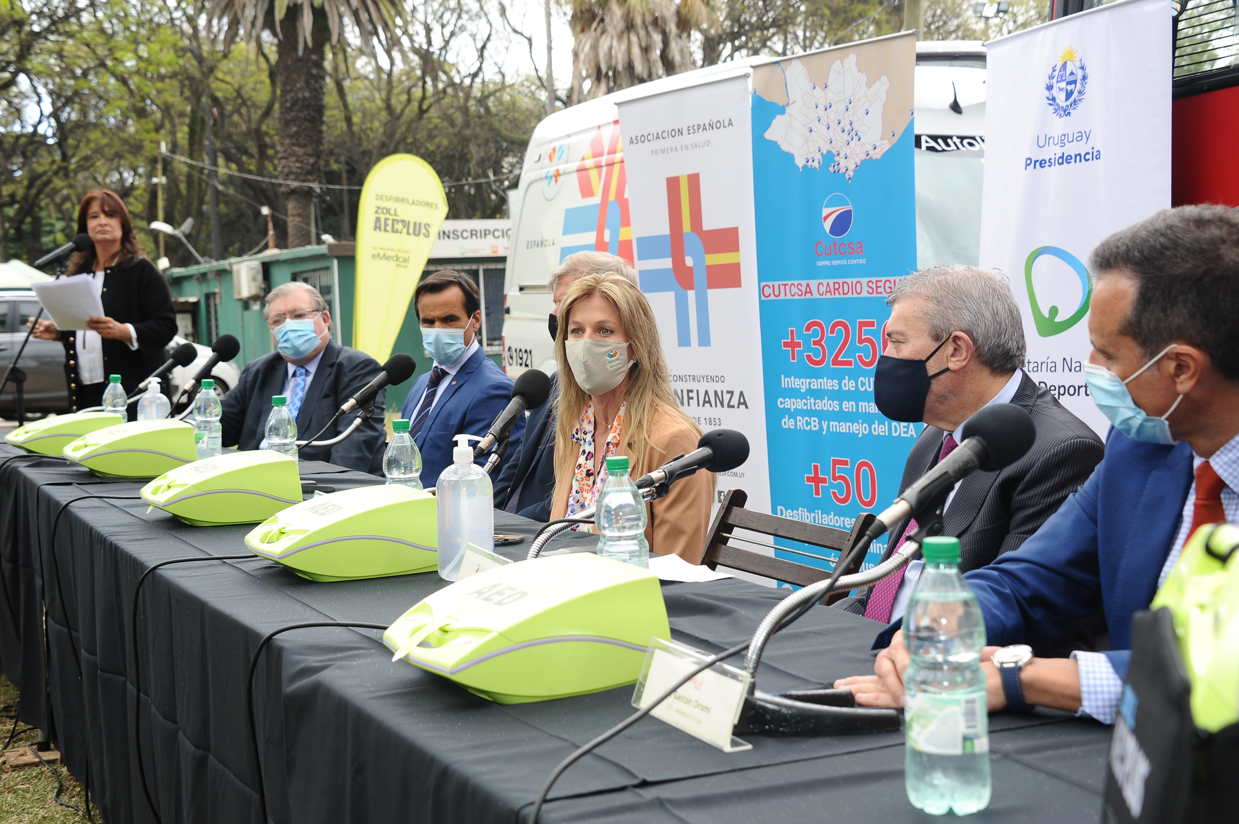 Autoridades en acto de donación de desfibriladores que serán distribuidos en plazas de deportes
