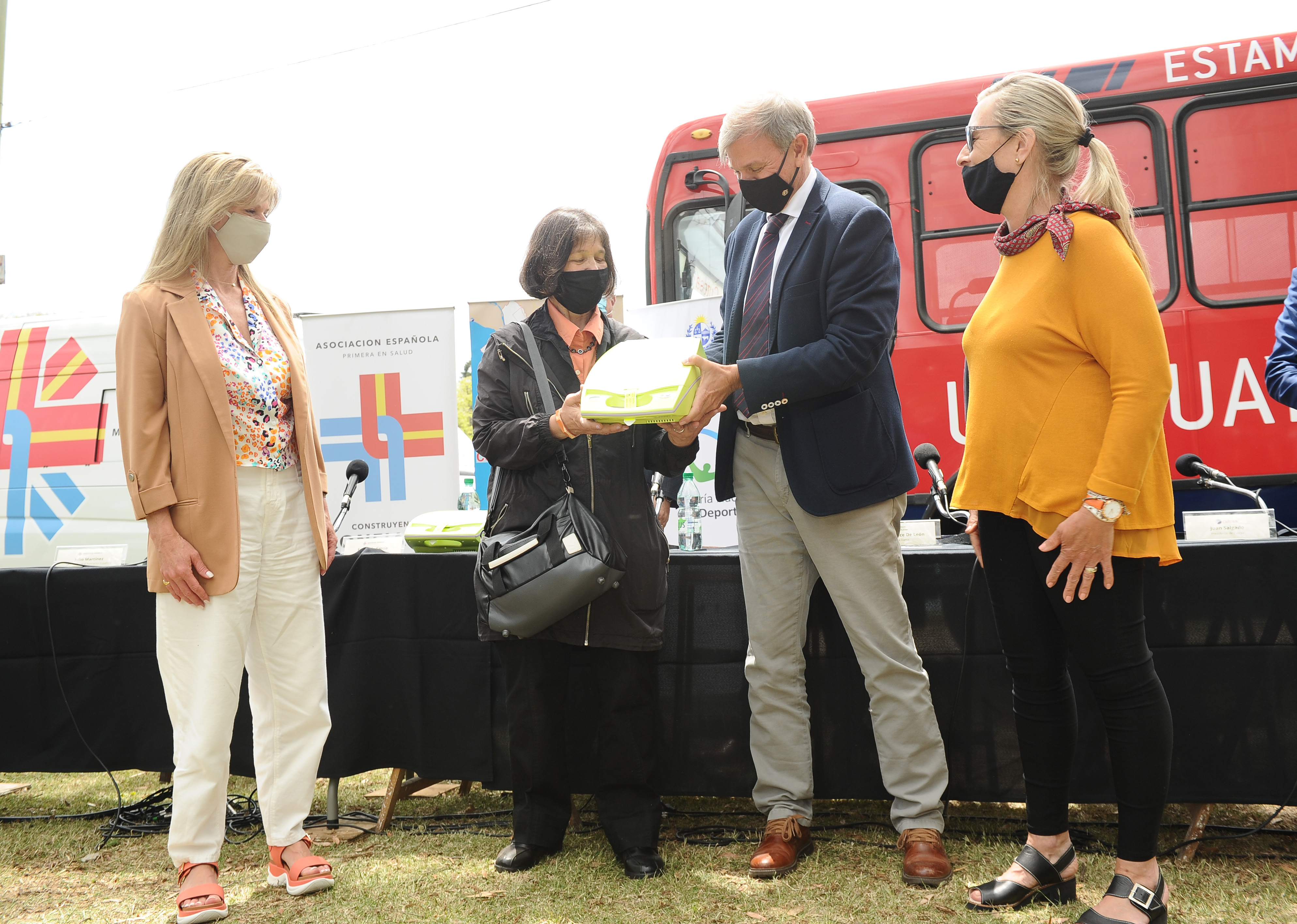 Autoridades en acto de donación de desfibriladores que serán distribuidos en plazas de deportes