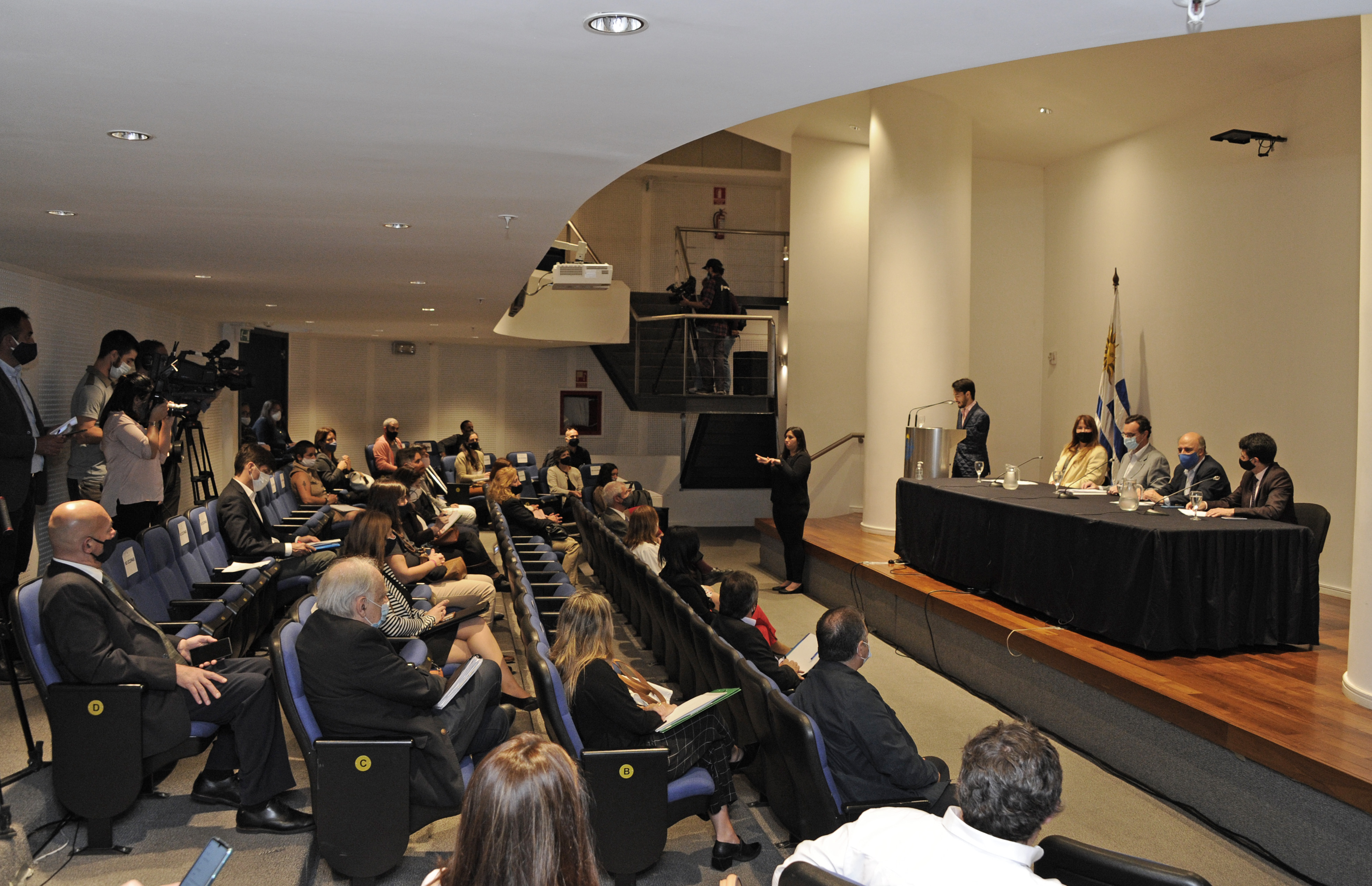 Autoridades en conmemoración del segundo aniversario de la ley n.º 19.691, que promueve el trabajo para personas con discapacidad