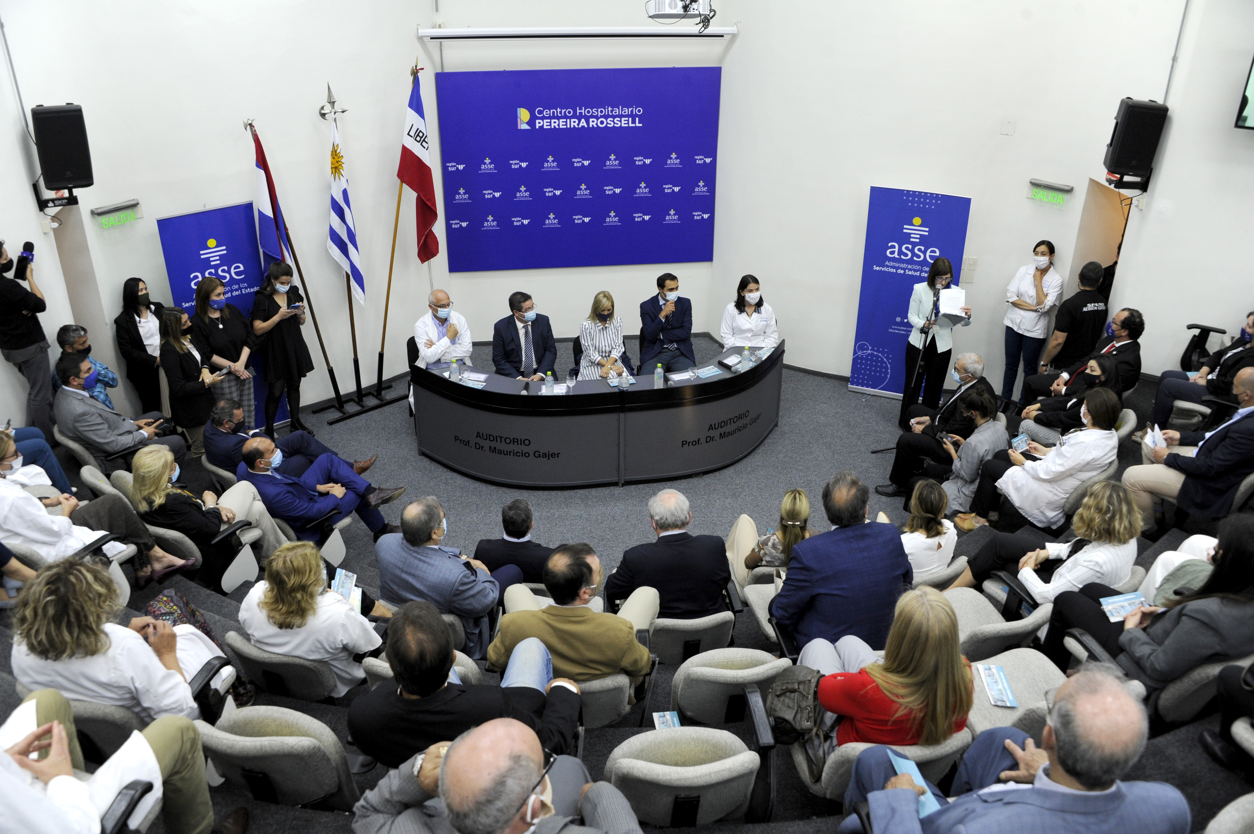 Autoridades en inauguración de Centro Quirúrgico Pediátrico del hospital Pereira Rossell