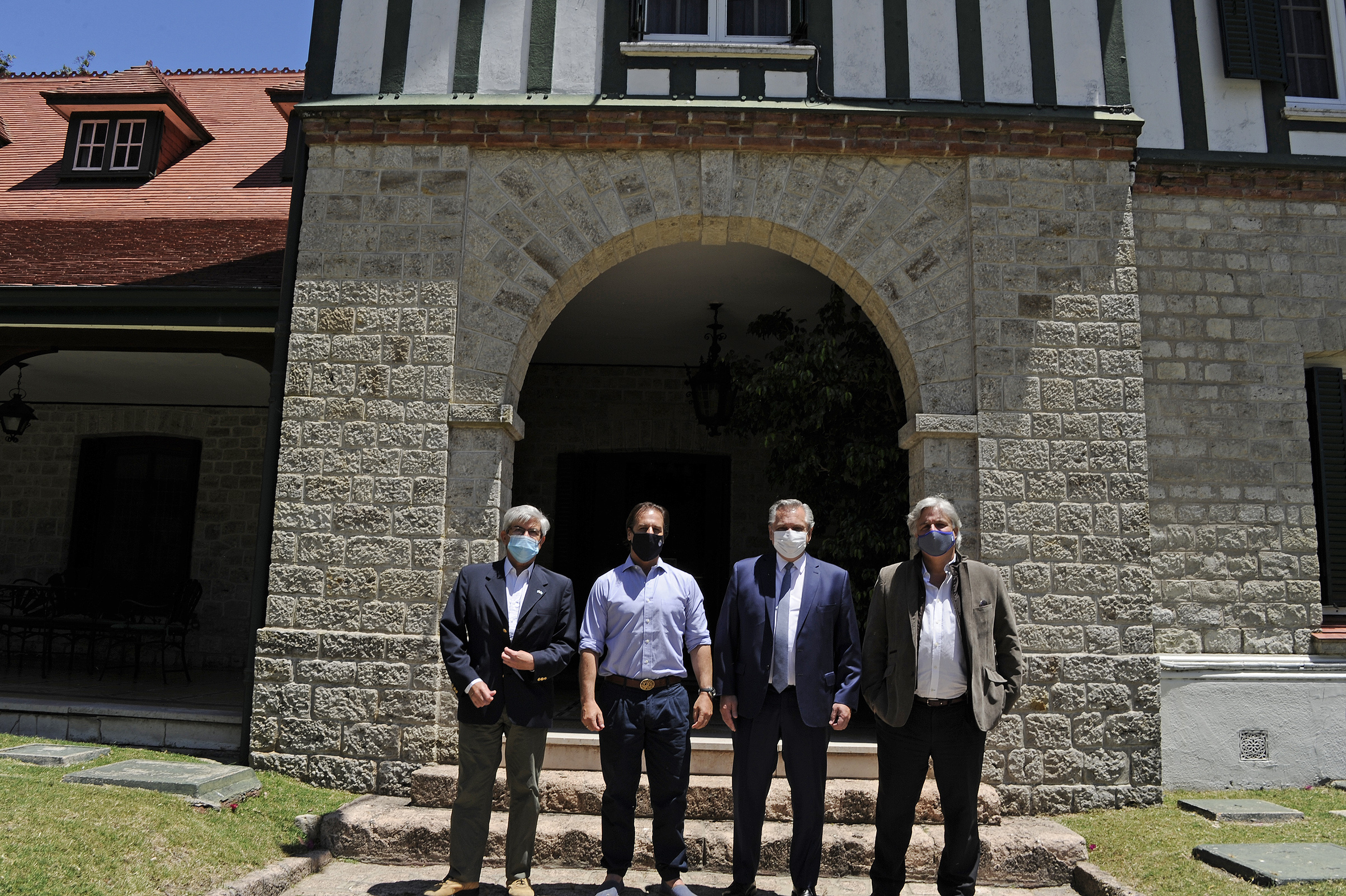 Embajador Alberto Iribarne, presidente de Uruguay, Luis Lacalle Pou, presidente argentino, Alberto Fernández, y Francisco Bustillo, canciller uruguayo