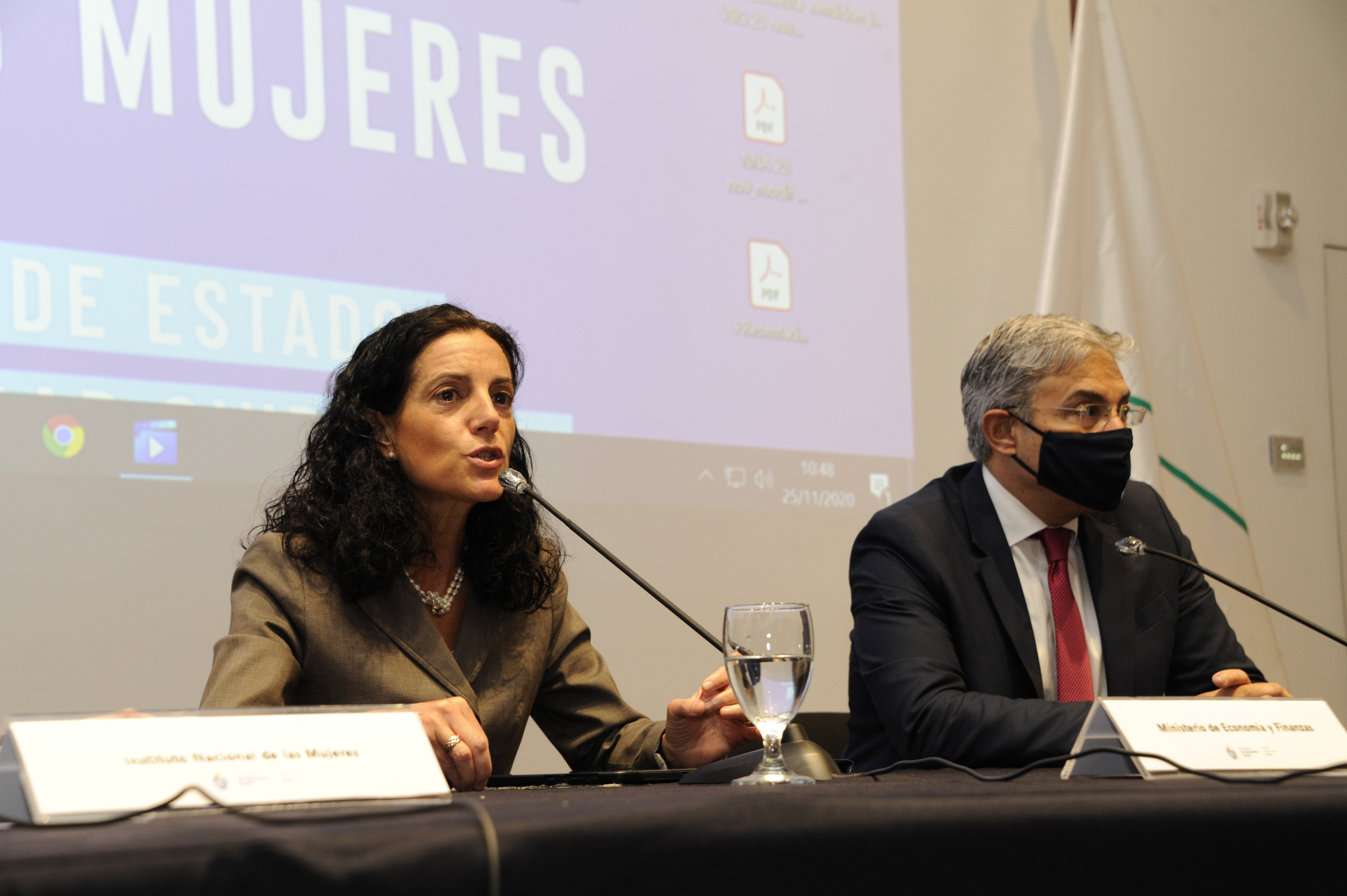Ministra de Economía, Azucena Arbeleche, junto al presidente de la ANEP, Robert Silva