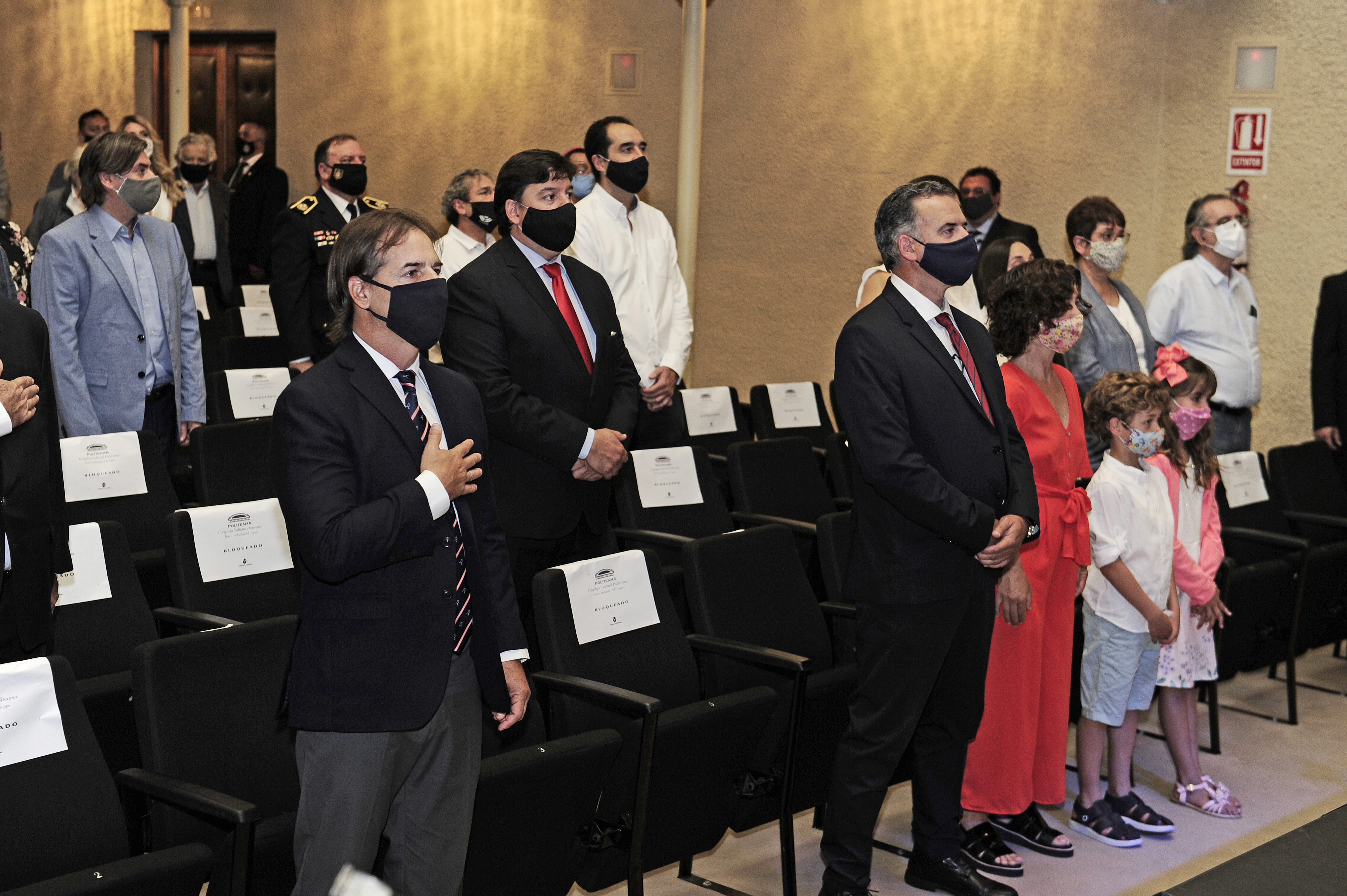 Autoridades entonan el himno nacional
