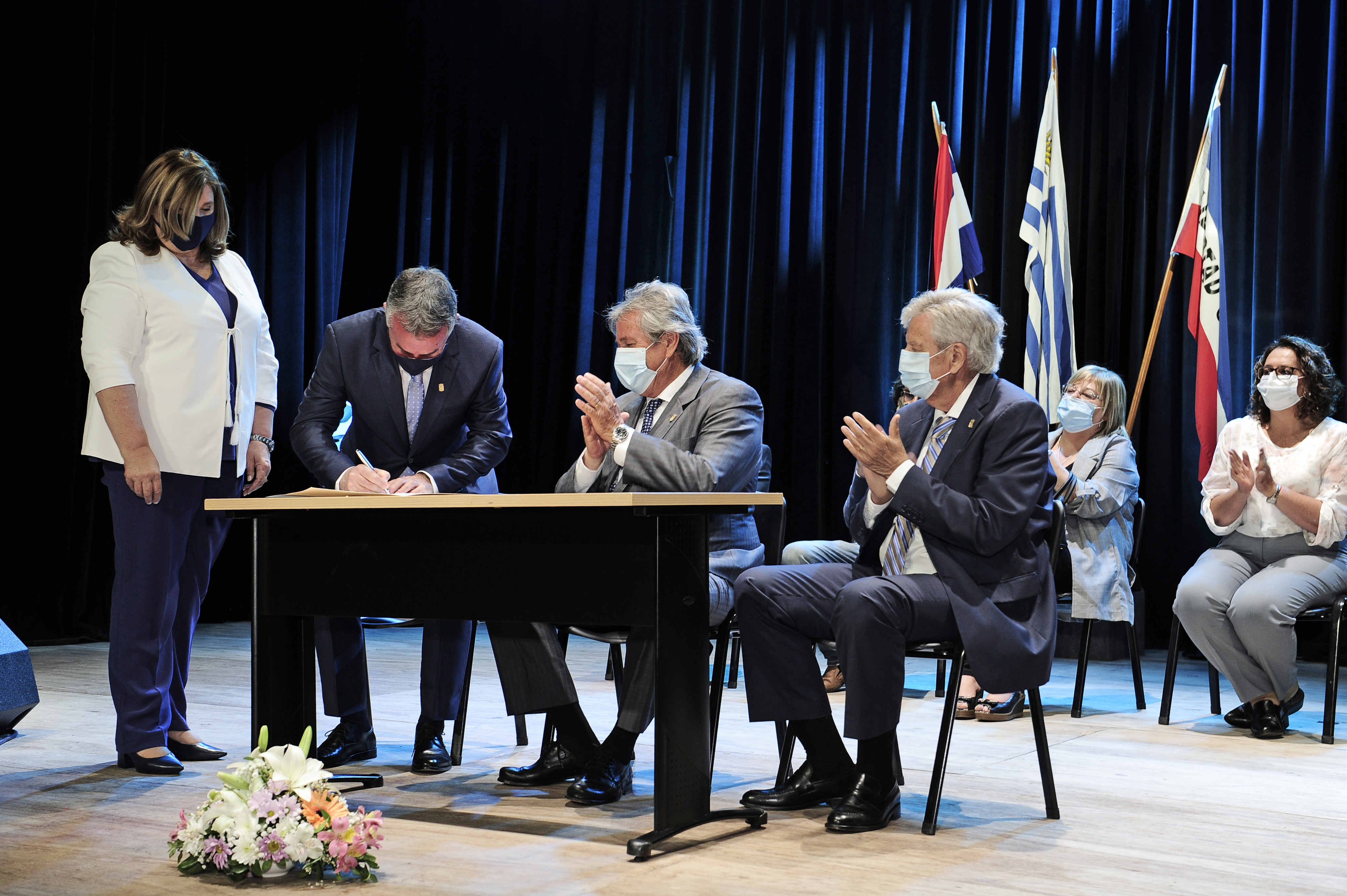 Firma de asunción del nuevo alcalde de San Carlos, Carlos Pereyra