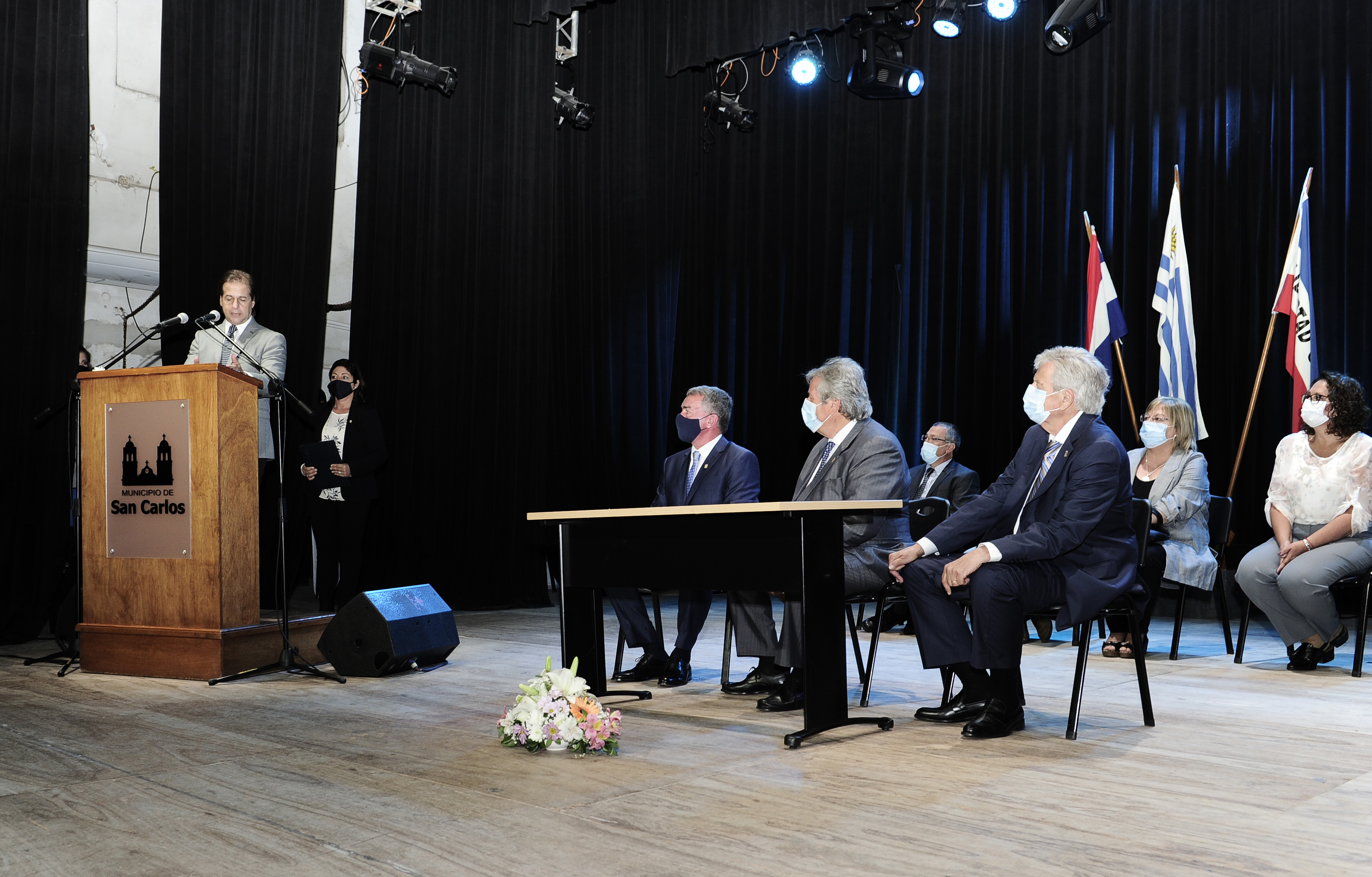 Luis Lacalle Pou es invitado a dejar un mensaje a los presentes