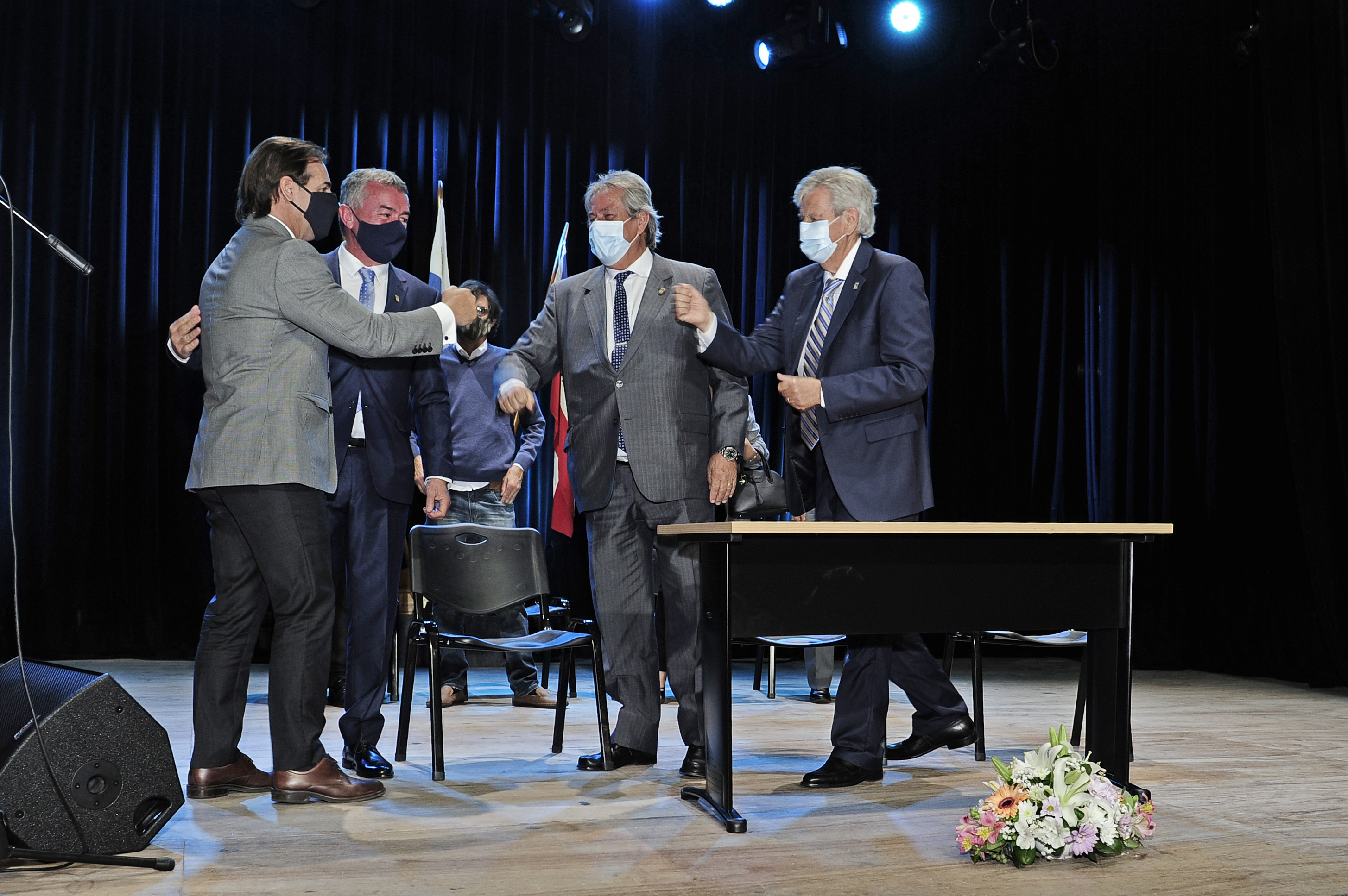 Saludo entre Luis Lacalle Pou y Carlos Pereyra