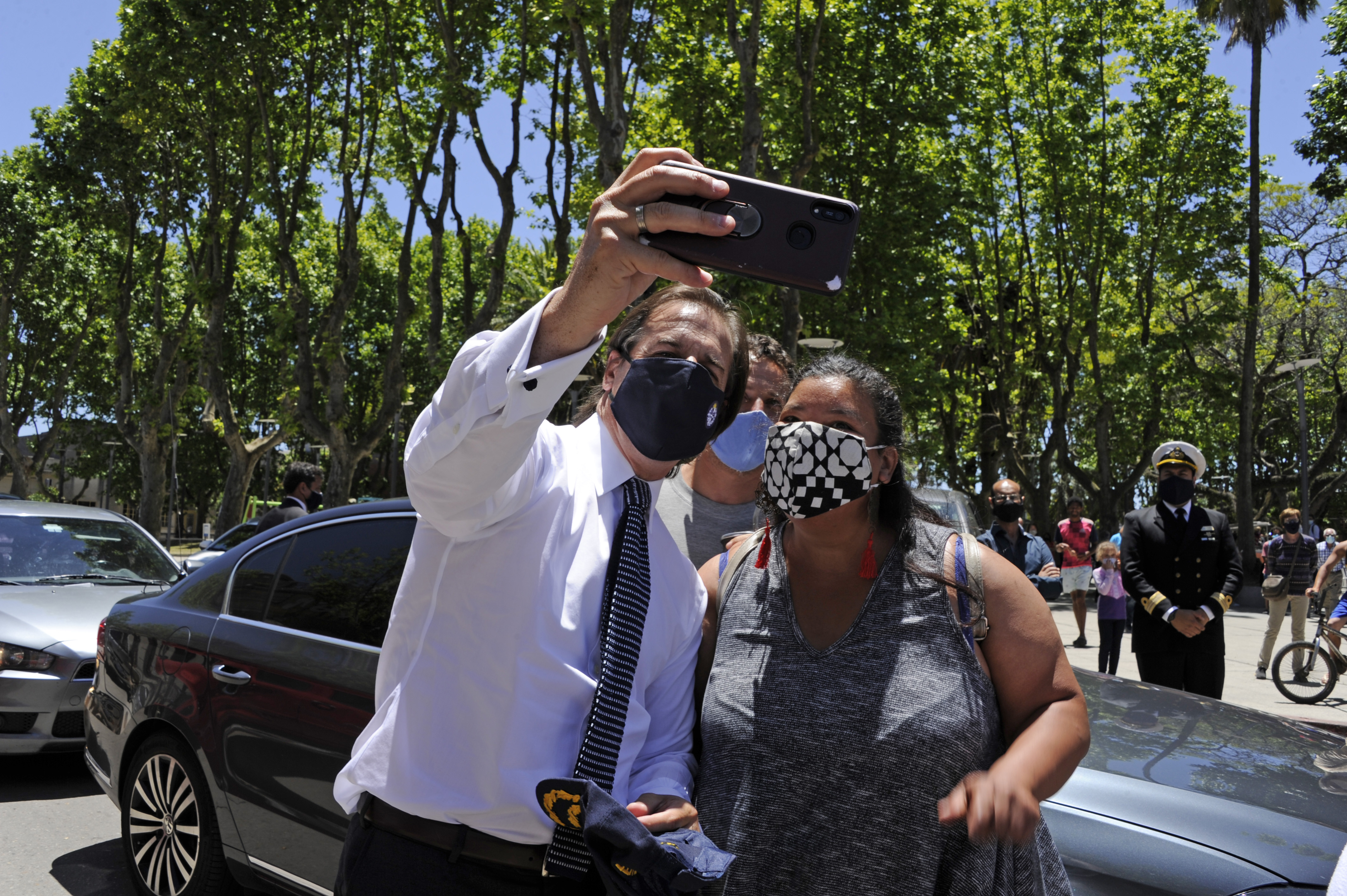 El presidente Lacalle Pou se fotografía con un ciudadana local