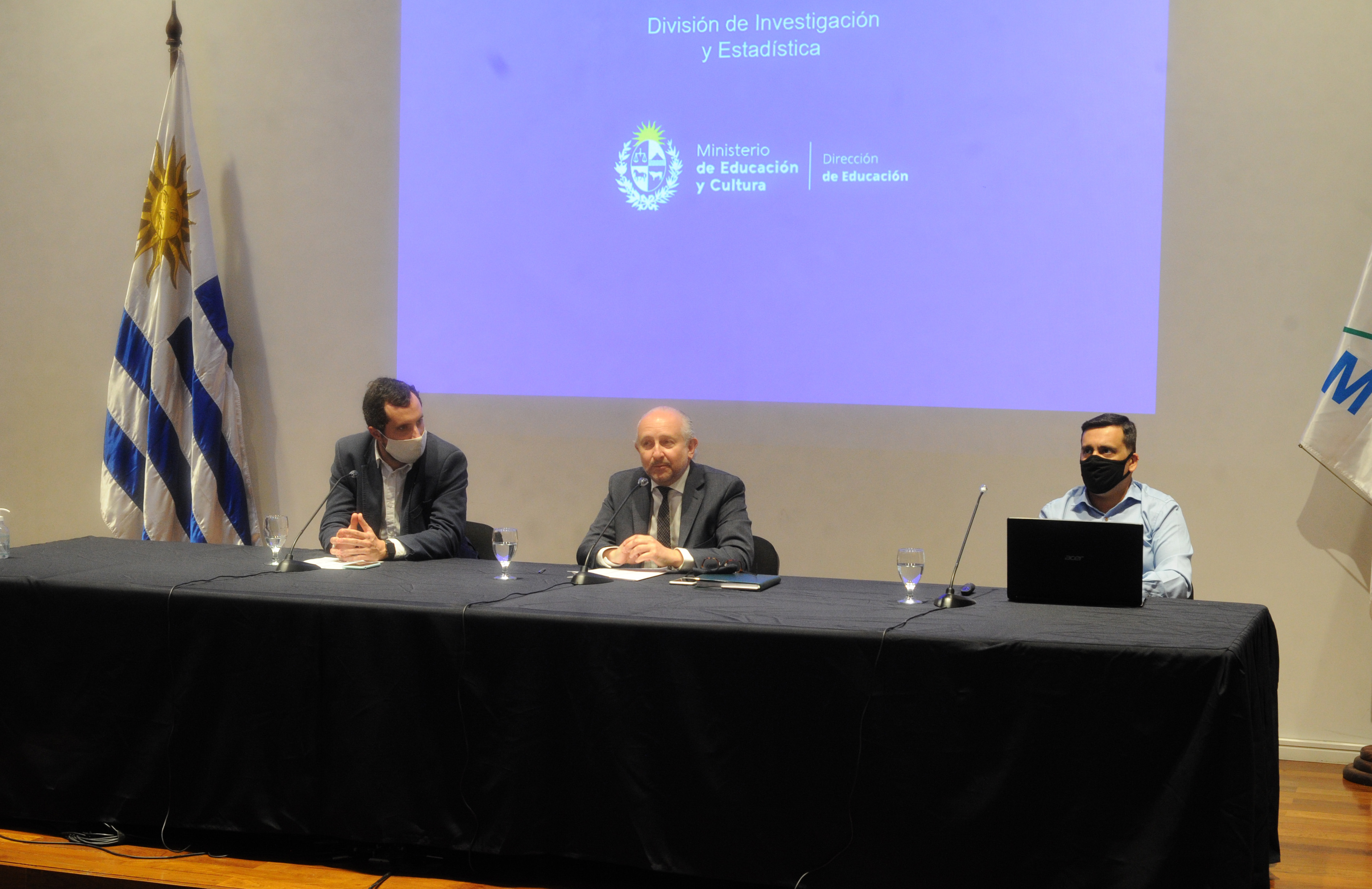 Autoridades en presentación de "Caracterización de la educación no formal en Uruguay"