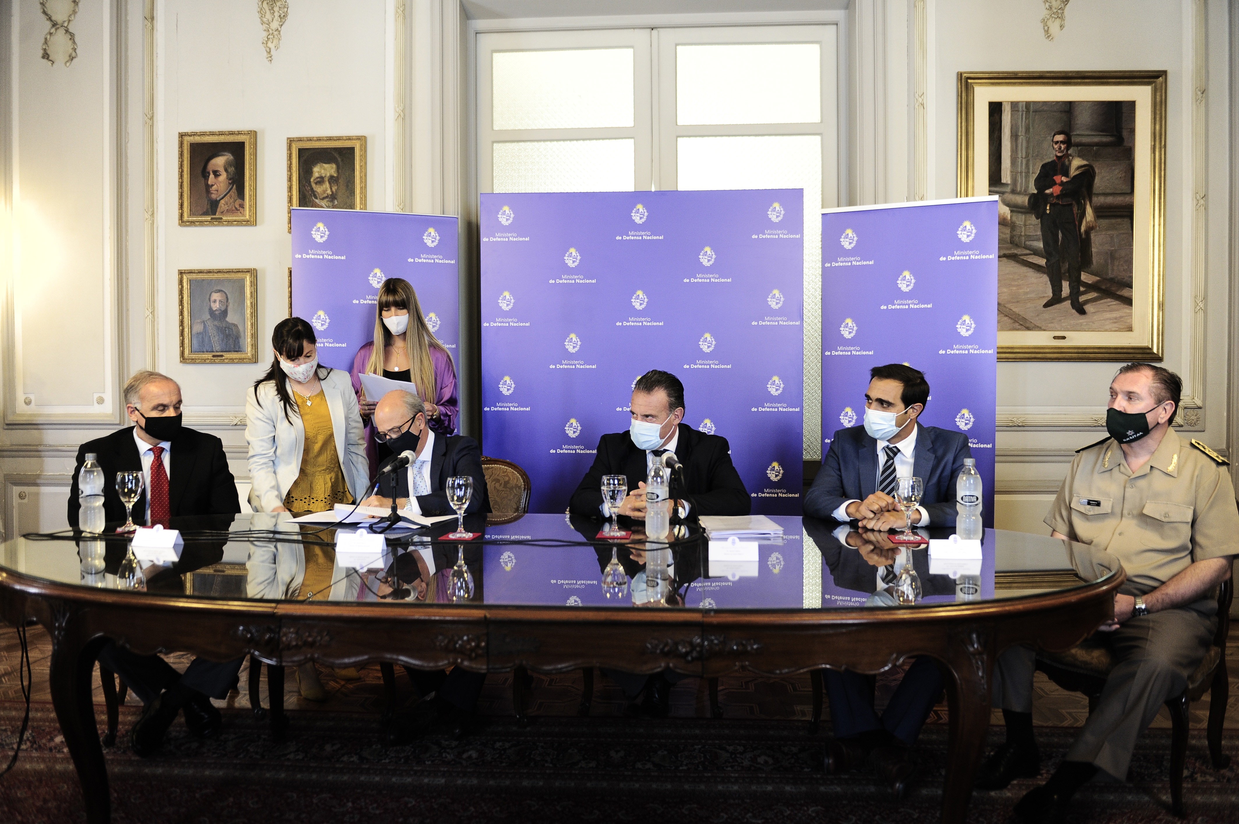 García y Salinas en firma de convenio para incorporar a Salud Pública funcionarios de Defensa Nacional como rastreadores
