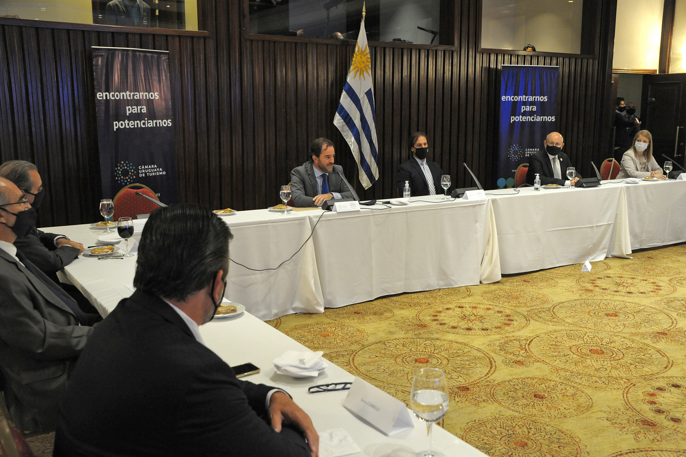 Ministro Germán Cardoso hace uso de la palabra en exposición de la estrategia promocional de turismo que organizó la Cámara Uruguaya de Turismo