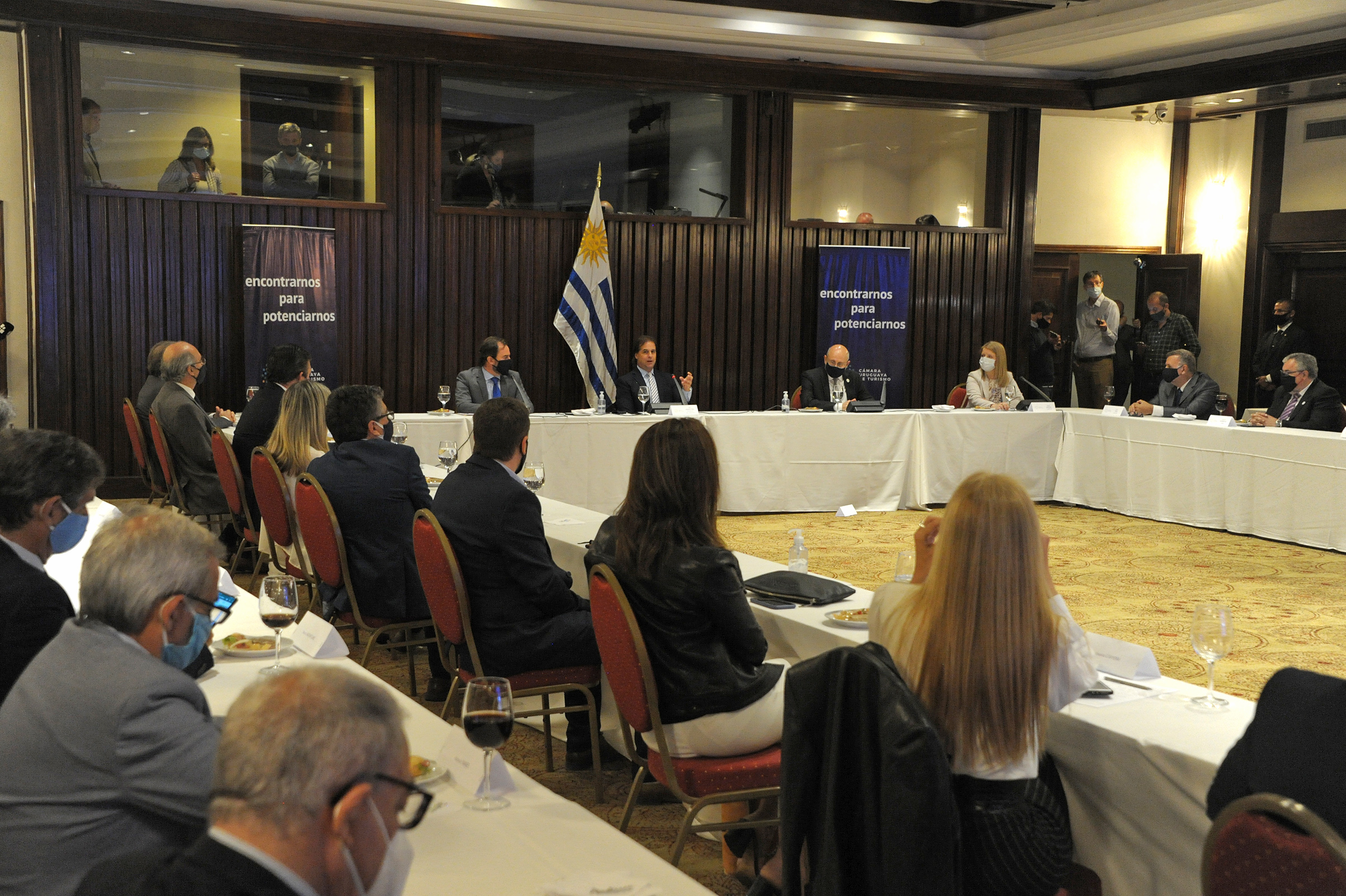 Presidente Luis Lacalle Pou hace uso de la palabra en exposición de estrategia promocional de turismo que organizó la Cámara Uruguaya de Turismo