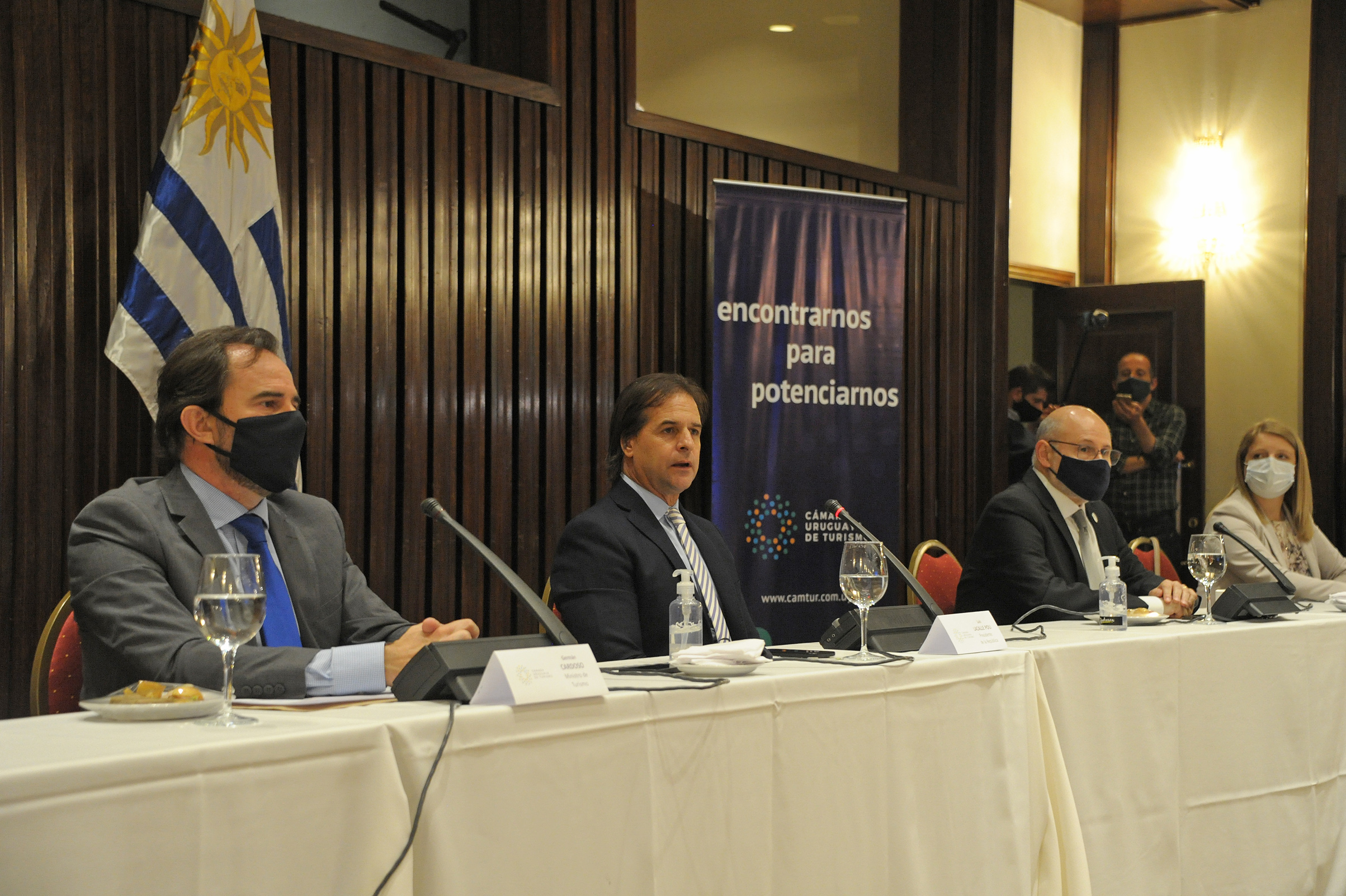 Presidente Luis Lacalle Pou hace uso de la palabra en exposición de estrategia promocional de turismo que organizó la Cámara Uruguaya de Turismo
