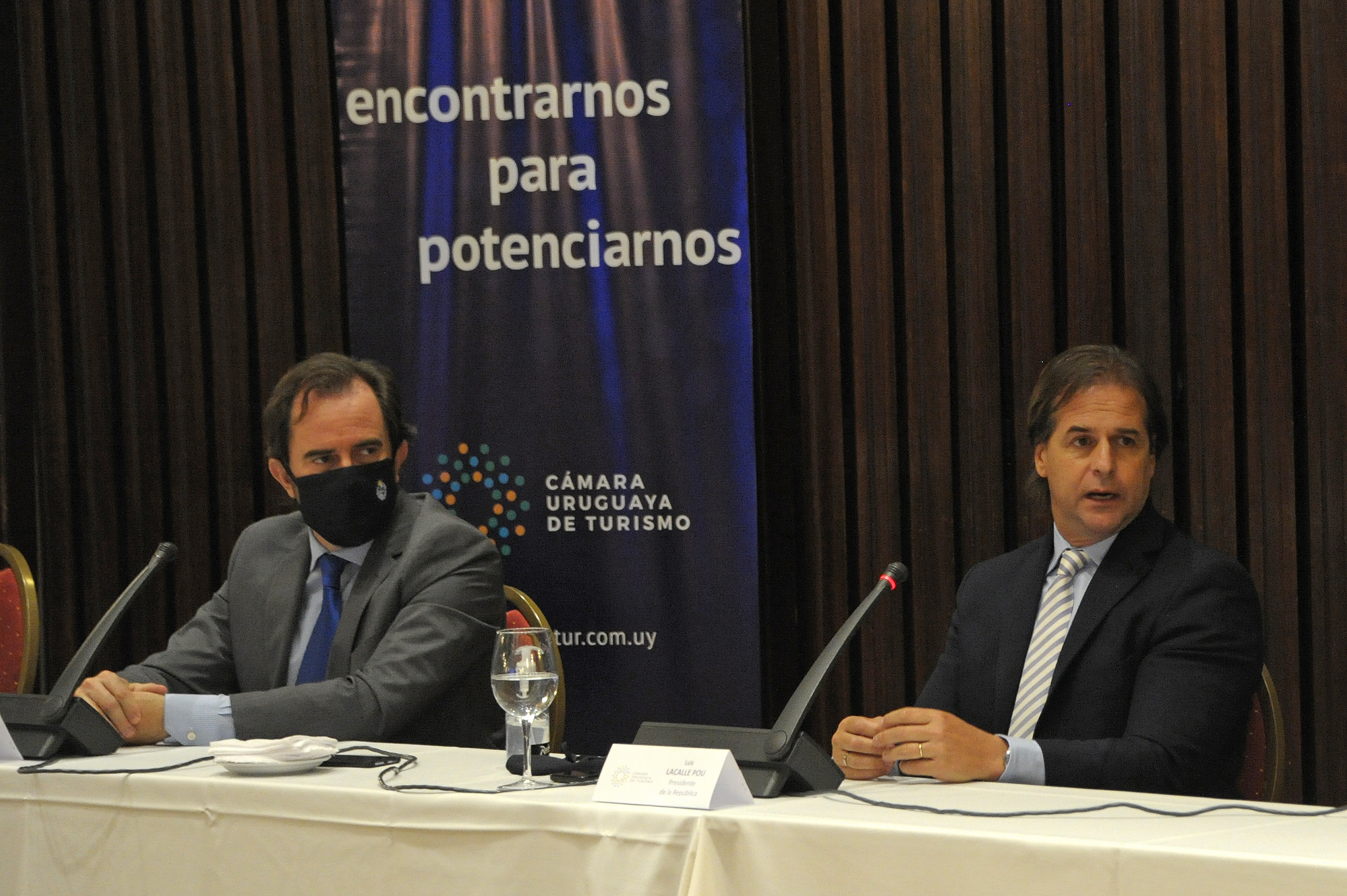Presidente Luis Lacalle Pou hace uso de la palabra en exposición de estrategia promocional de turismo que organizó la Cámara Uruguaya de Turismo