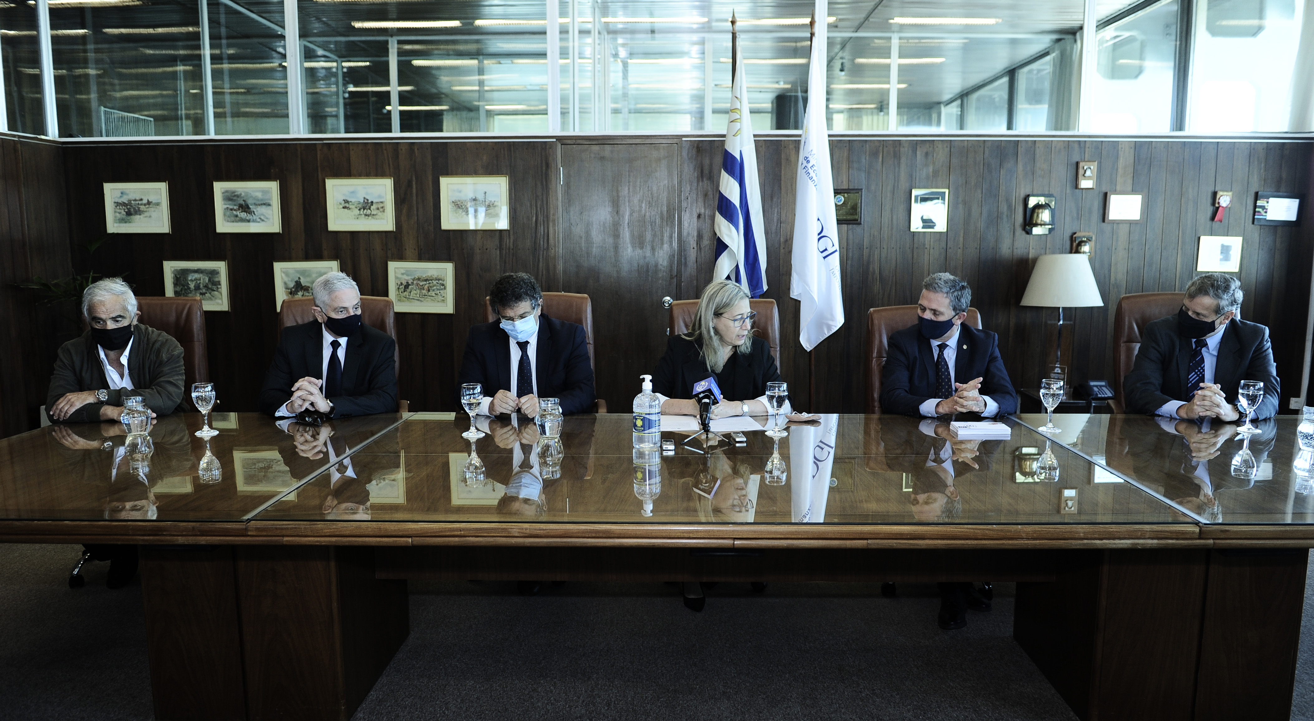 Autoridades en presentación de sello conmemorativo por el 60.° aniversario del organismo recaudador