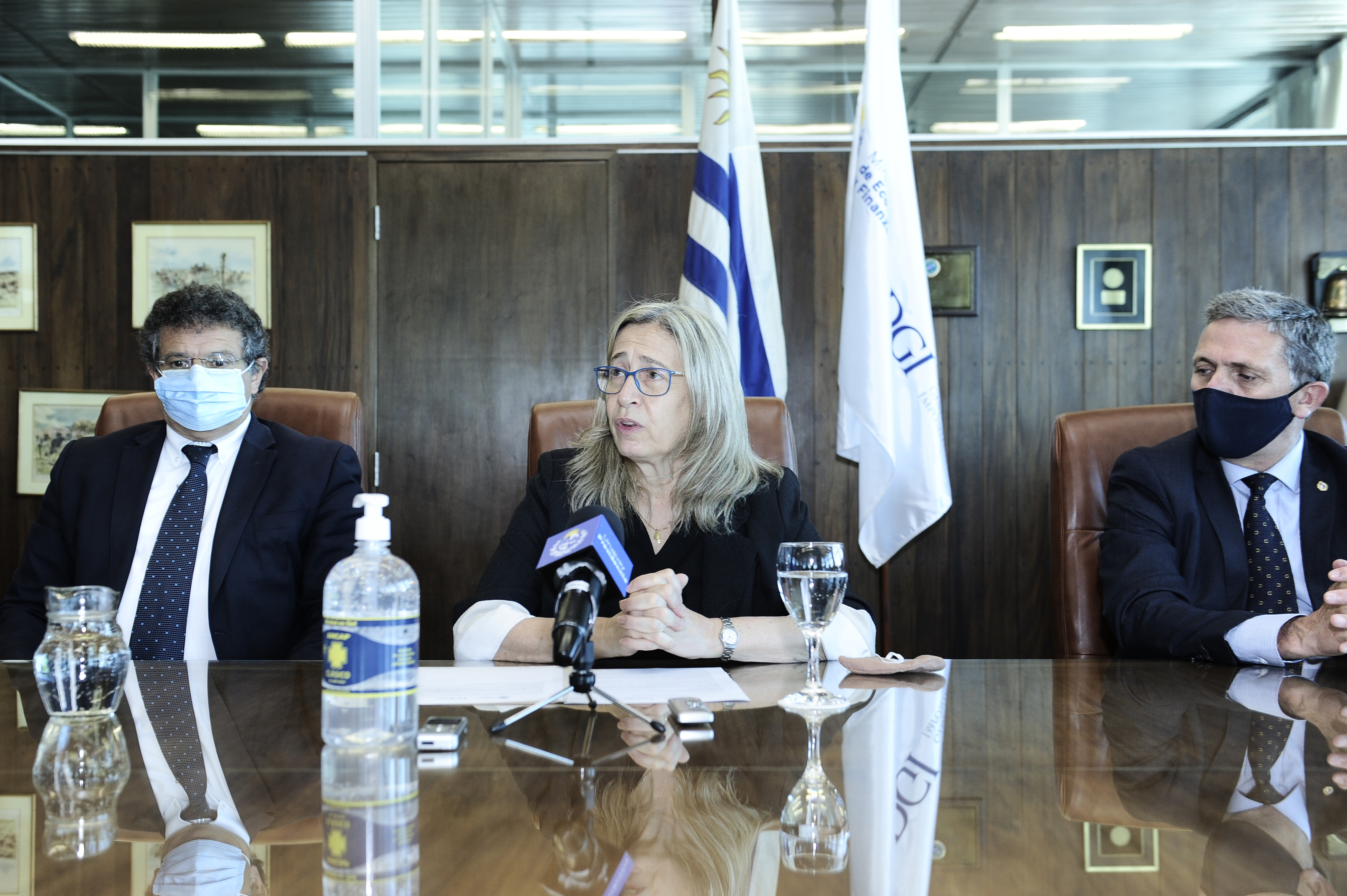 Autoridades en presentación de sello conmemorativo por el 60.° aniversario del organismo recaudador