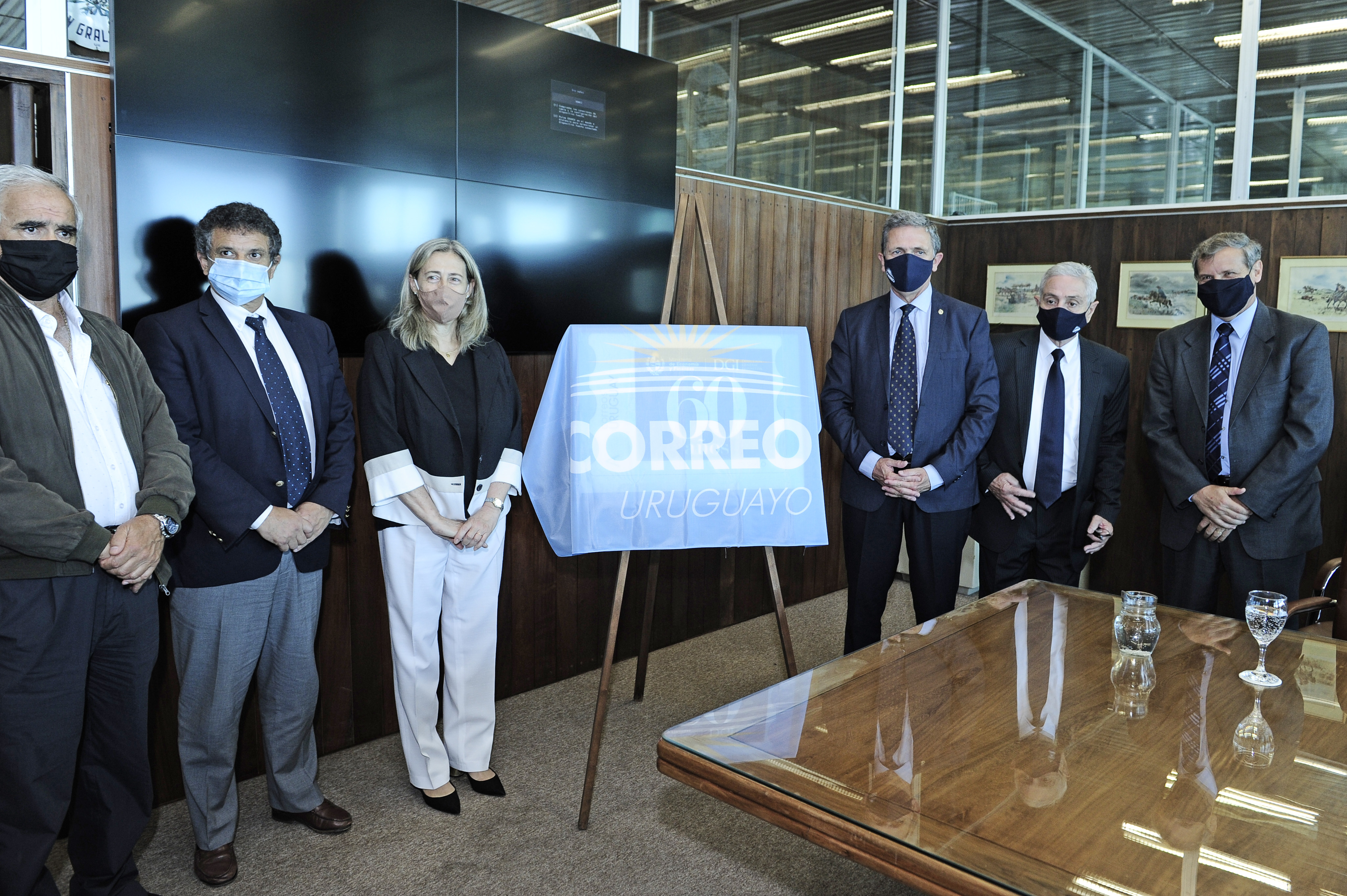 Autoridades en presentación de sello conmemorativo por el 60.° aniversario del organismo recaudador