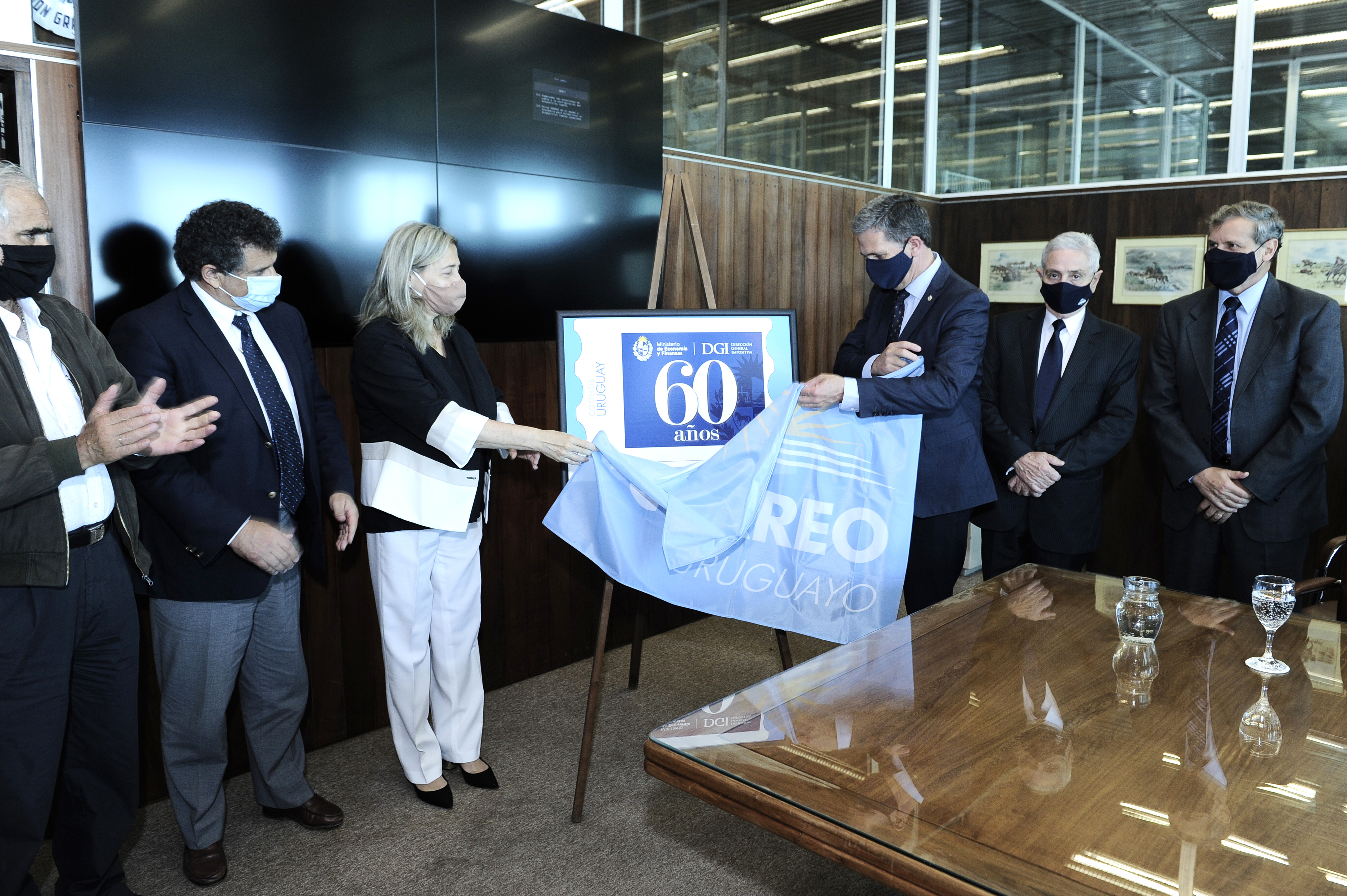 Autoridades en presentación de sello conmemorativo por el 60.° aniversario del organismo recaudador
