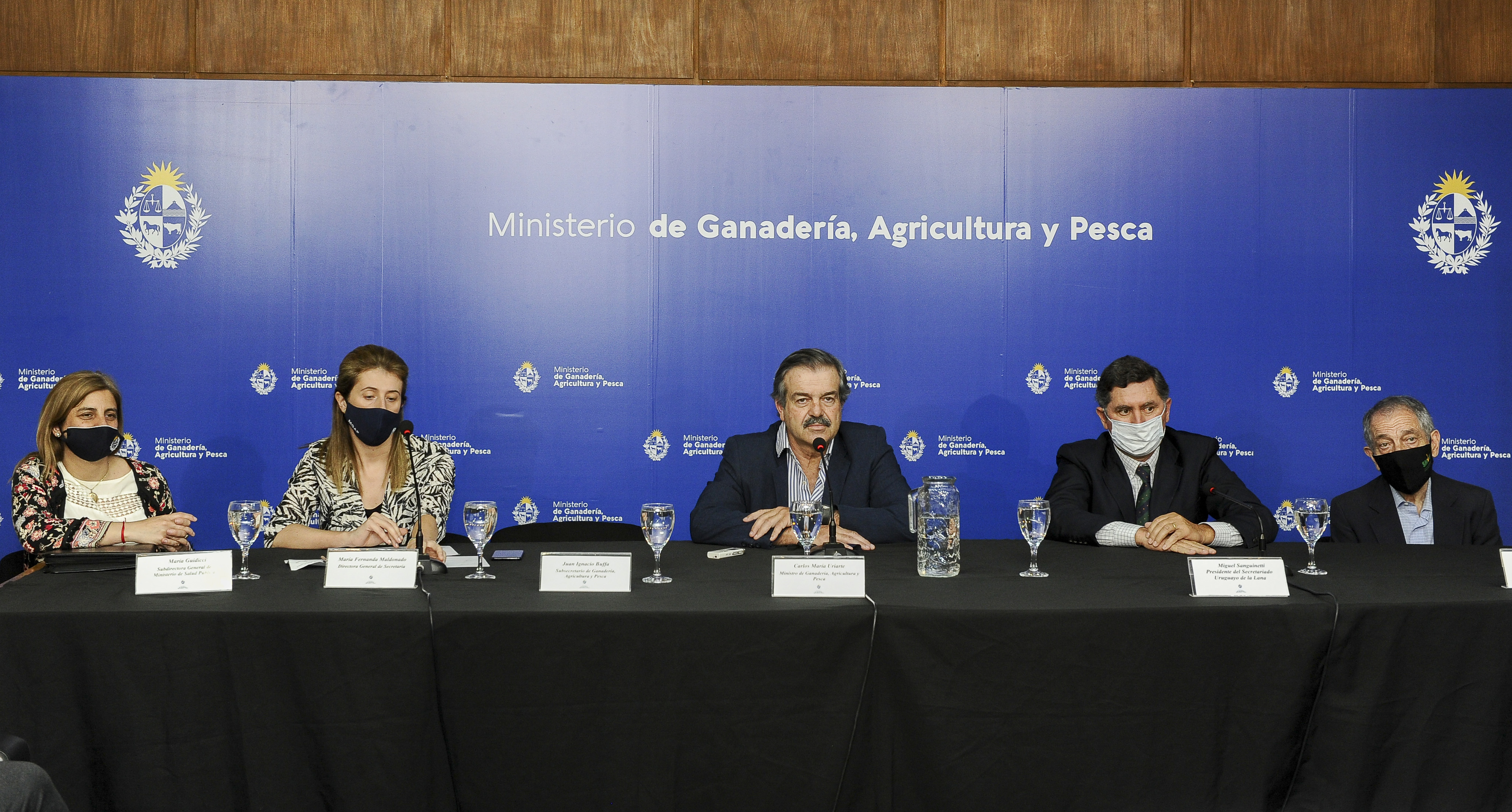 Autoridades en conferencia de prensa