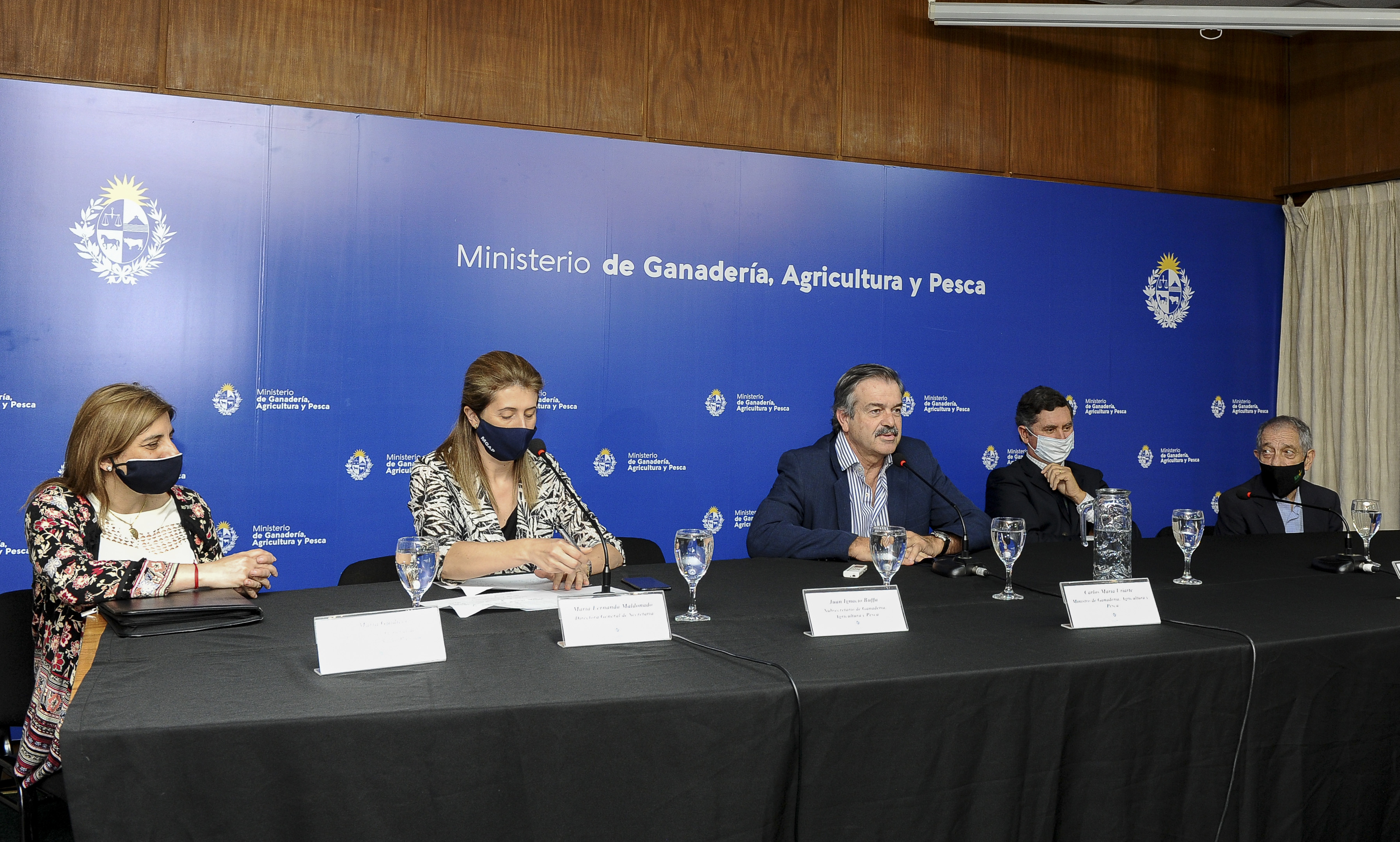 Autoridades en conferencia de prensa