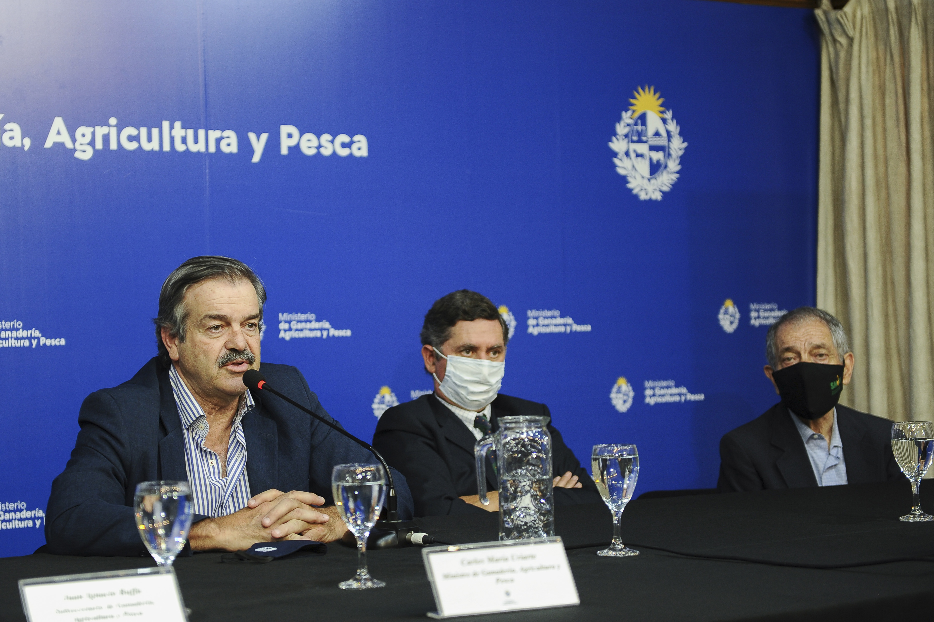 Autoridades en conferencia de prensa