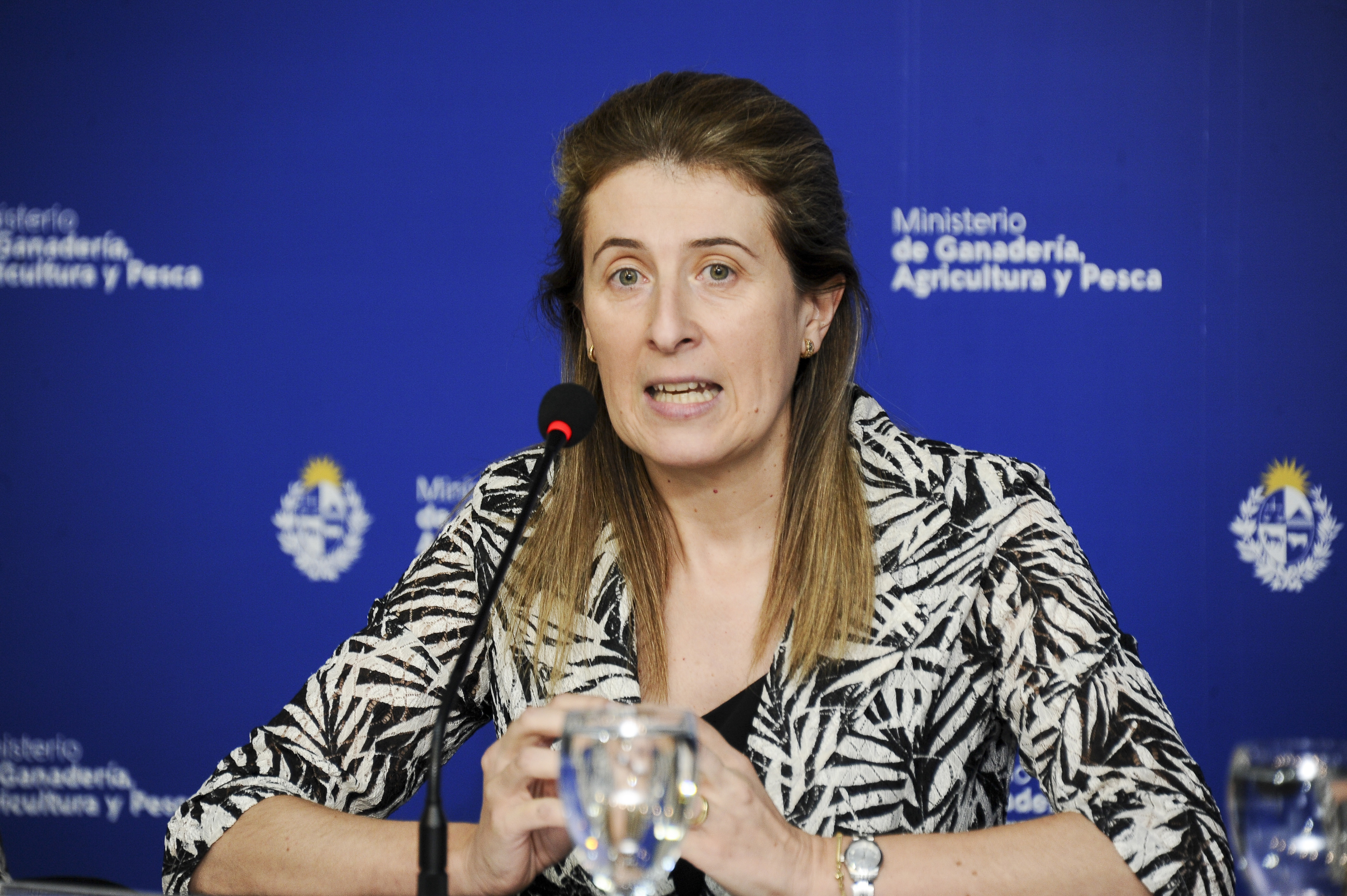 Autoridades en conferencia de prensa