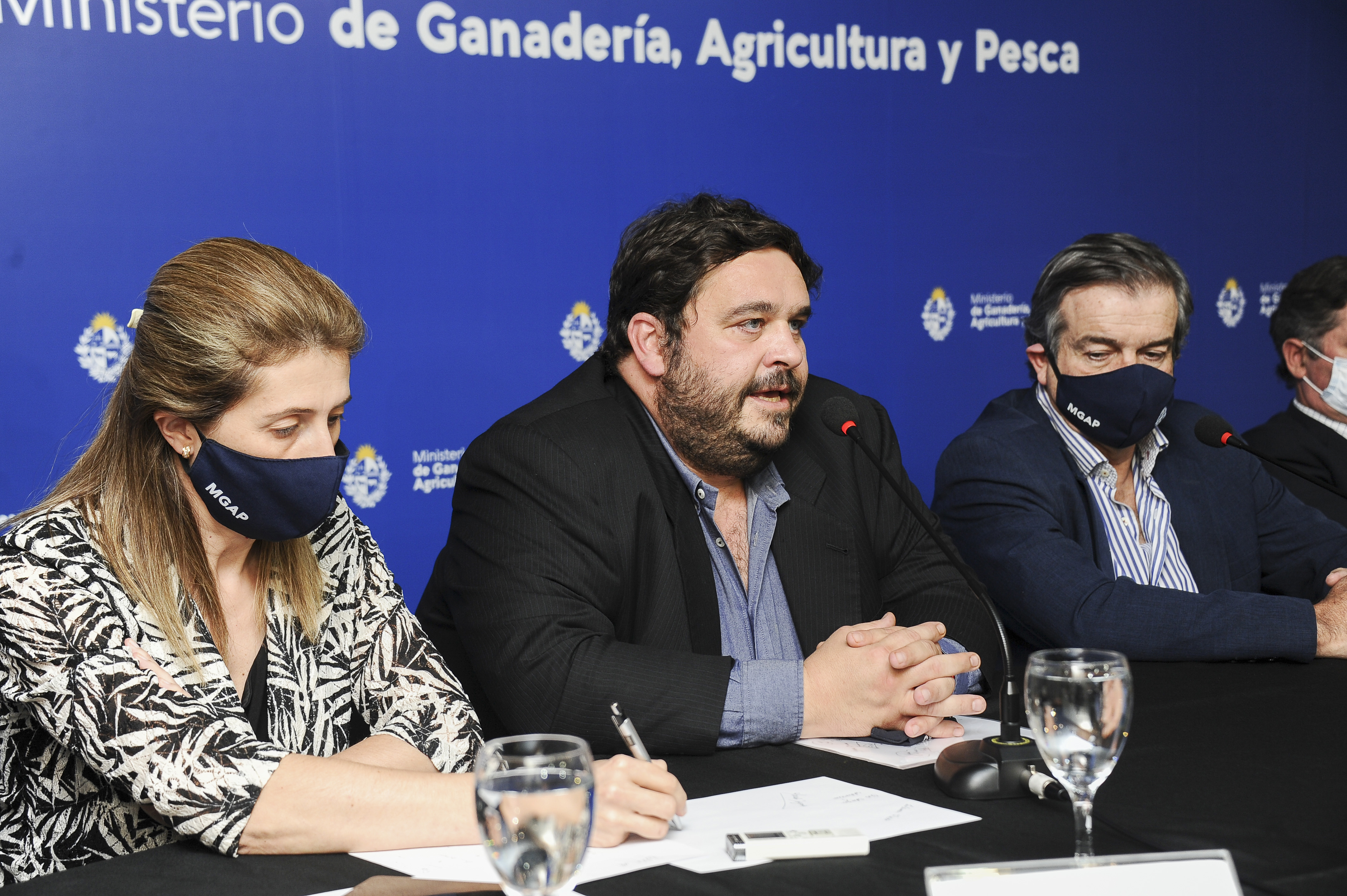 Autoridades en conferencia de prensa