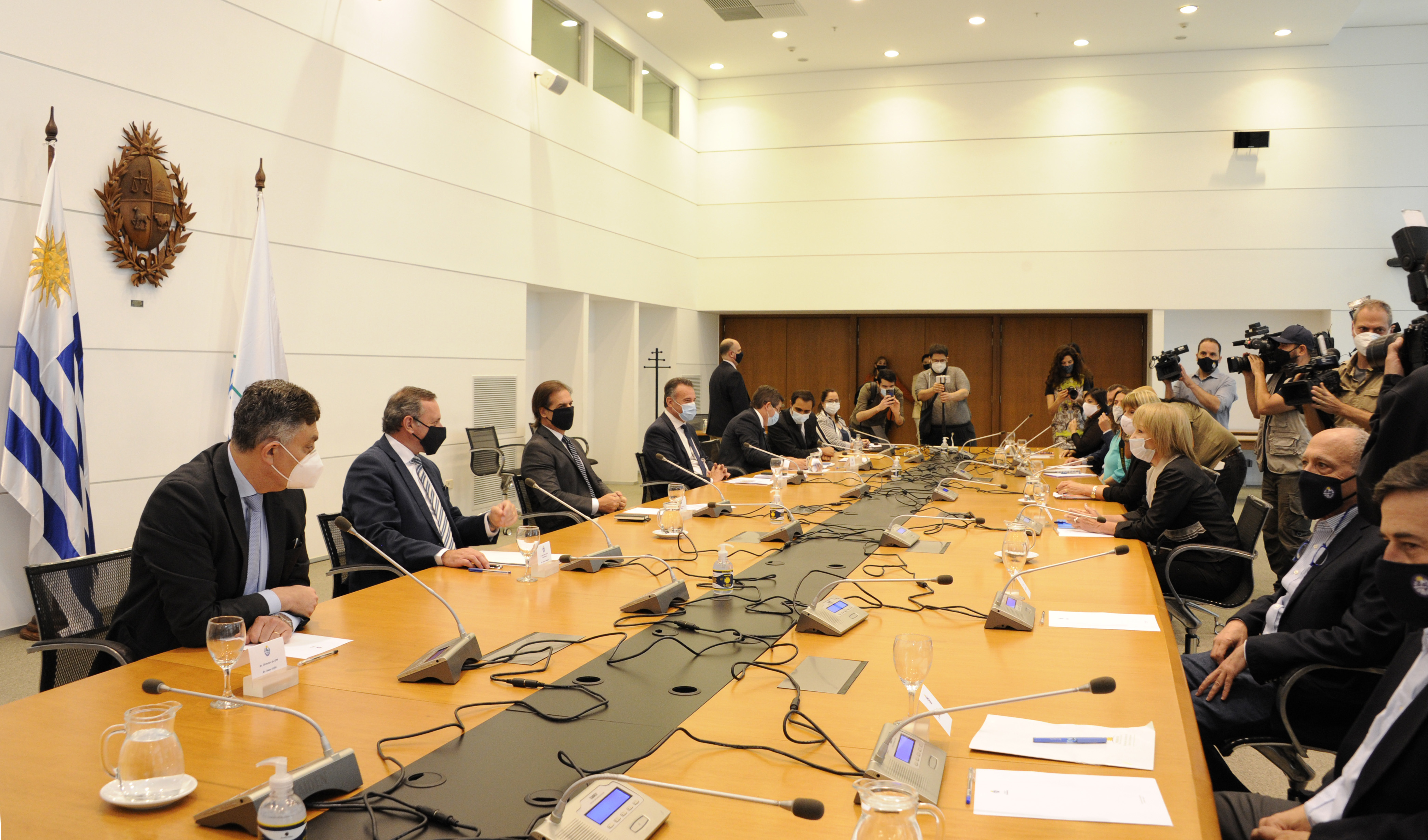 Encuentro de coordinación entre el presidente de la República y la jefa comunal en el piso 11 de la Torre Ejecutiva