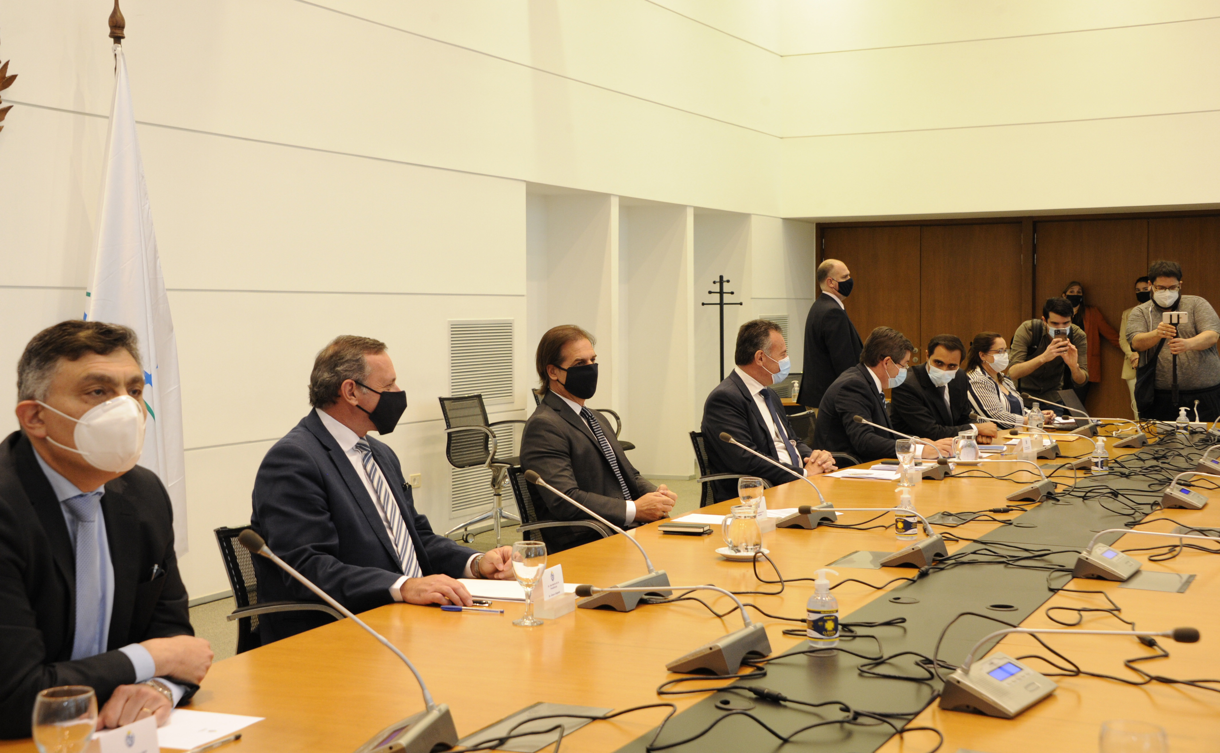 Encuentro de coordinación entre el presidente de la República y la jefa comunal en el piso 11 de la Torre Ejecutiva