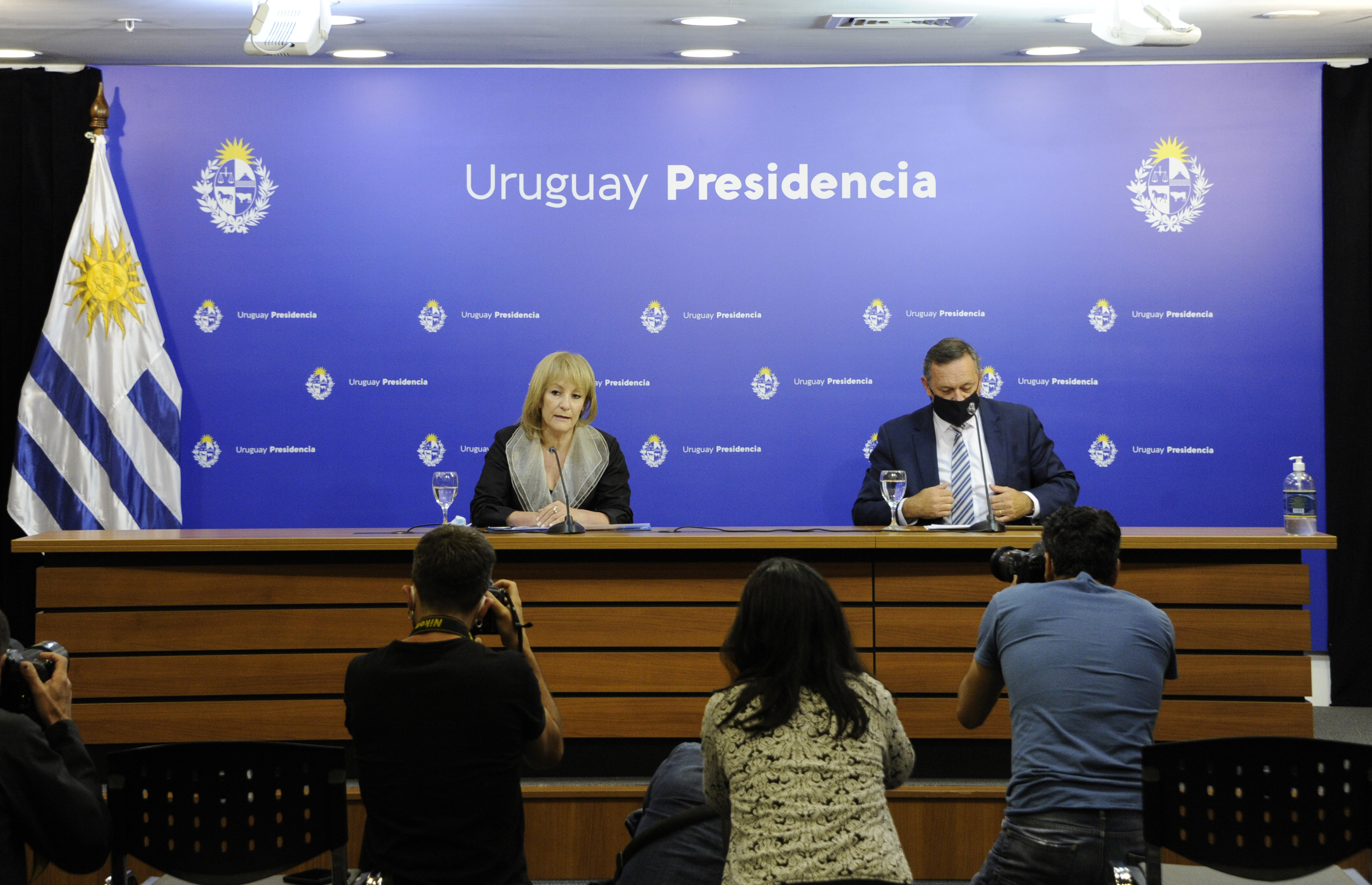 Álvaro Delgado y Carolina Cosse en conferencia de prensa